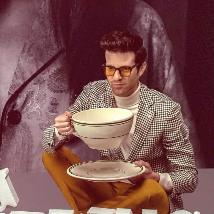 メイヤー・ホーソーンのインスタグラム：「Oh yayer, NEW Mayer! This one was co-written & produced by long-time friend & collaborator @sebastian_edbgr - drop a ☕️ in the comments if you need a coffee that big today. #MayerMonday」