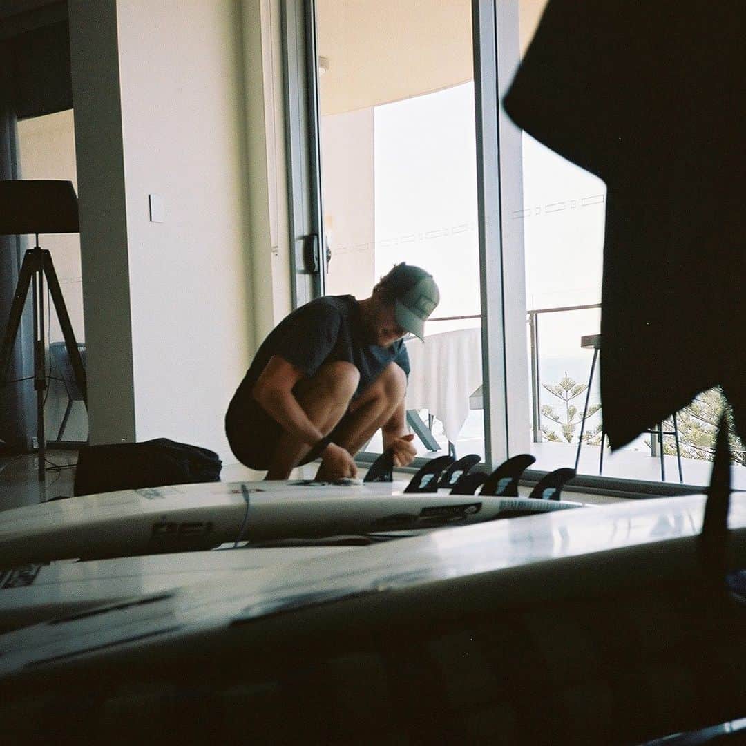 ジョン・ジョン・フローレンスのインスタグラム：「Doing a board review with @pyzelsurfboards this week about the two main models I’ve been riding the last couple of years, shadow and ghost. Post any questions you have !」