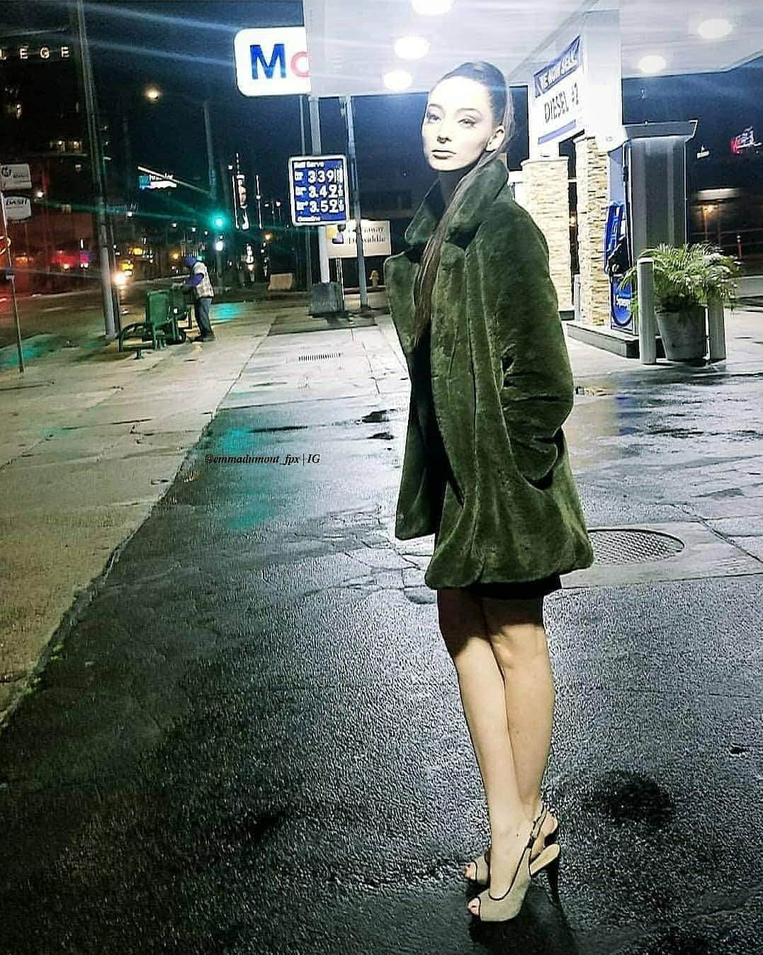 エマ・デュモンさんのインスタグラム写真 - (エマ・デュモンInstagram)「Throwback to when we all used to go outside 💚」3月31日 2時16分 - emmadumont