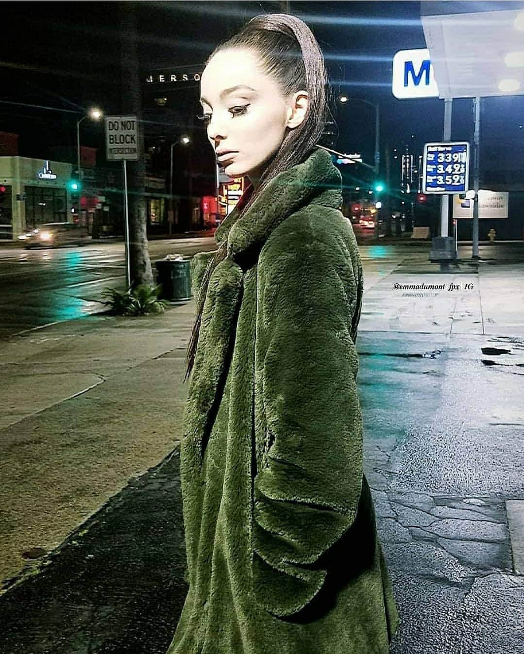 エマ・デュモンのインスタグラム：「Throwback to when we all used to go outside 💚」