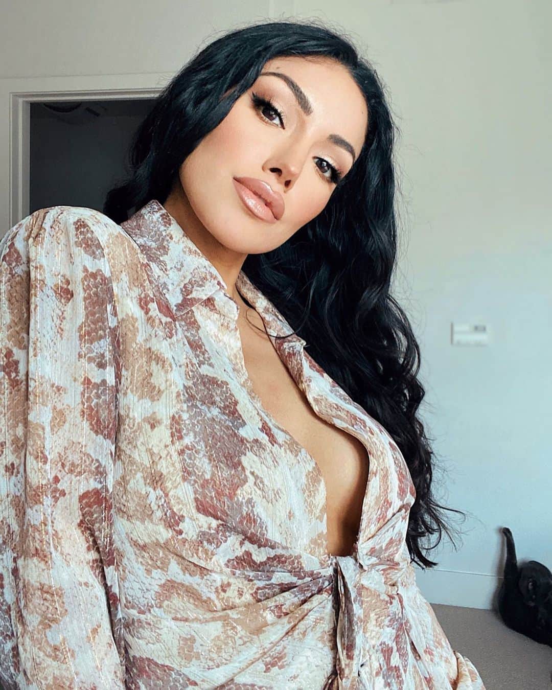 ゼリカ・シルバーのインスタグラム：「this how imma show up to my online class today @revolve @loversfriendsla #Revolve」