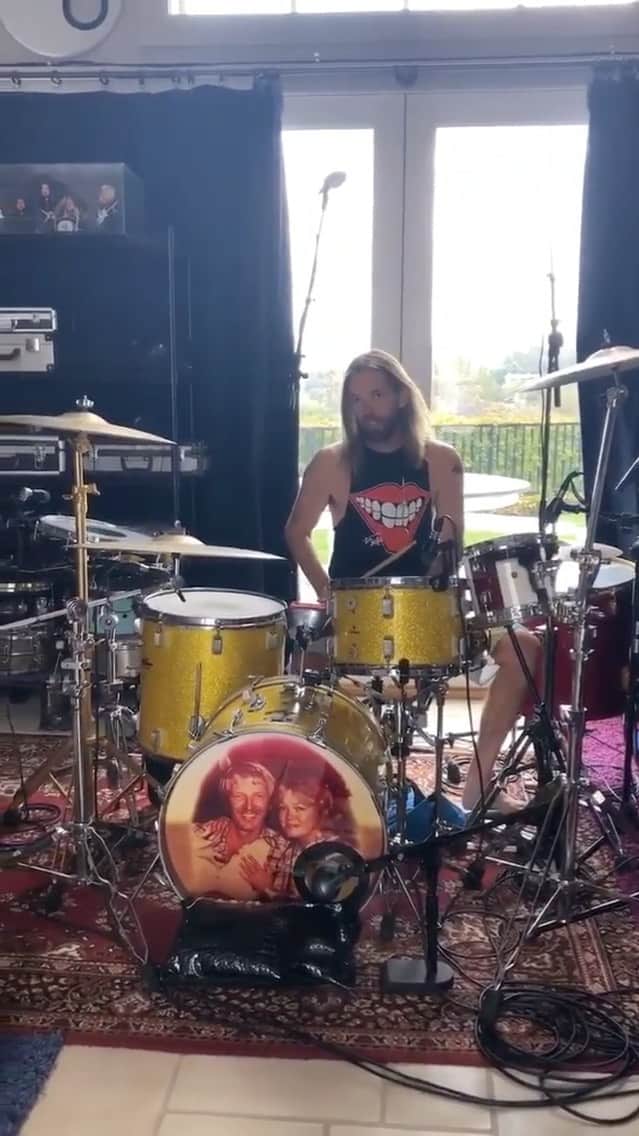 フー・ファイターズのインスタグラム：「RG @rogertaylorofficial:  First in a short series of drum tips from the great Taylor Hawkins!  @officialqueenmusic @foofighters @taylorhawkinsofficial  #DontStopUsNow #taylorhawkins」