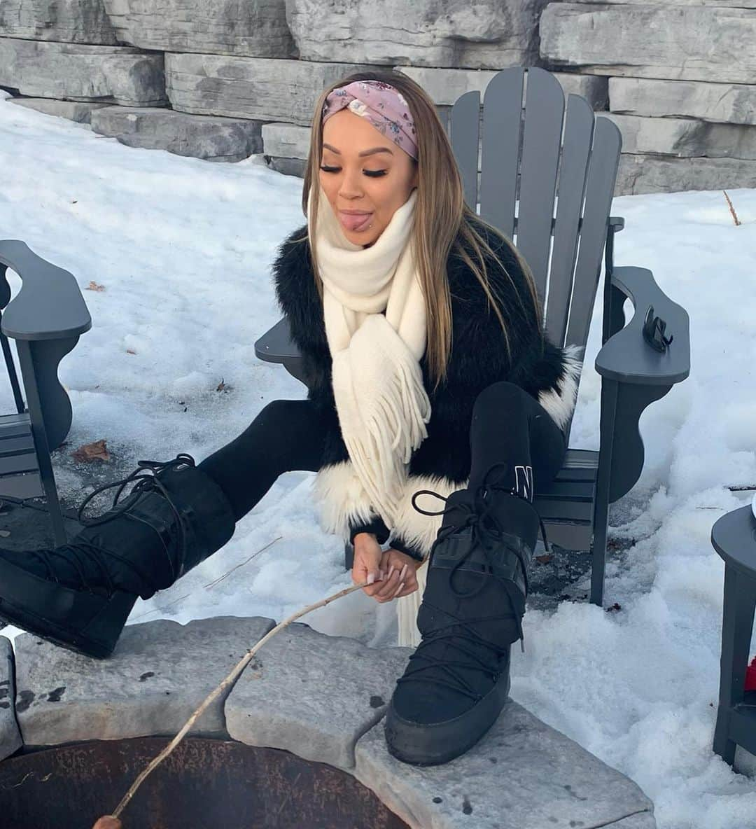 ダニー・リエルさんのインスタグラム写真 - (ダニー・リエルInstagram)「Sticking sharp sticks into wieners to eat! 🌭😛 Not sure why I look like I’m tryna squeeze something out my butt, but peep my stories tonight (or like every time I upload ok bish?!) to watch my outdoor quest lol.. Sending out positive vibes to those who need it the moist! ...I mean most.. 🥰  #wentoutside #putonmakeup #itsmonday #coronasucks #stayhome #staysafe」3月31日 2時38分 - dannieriel