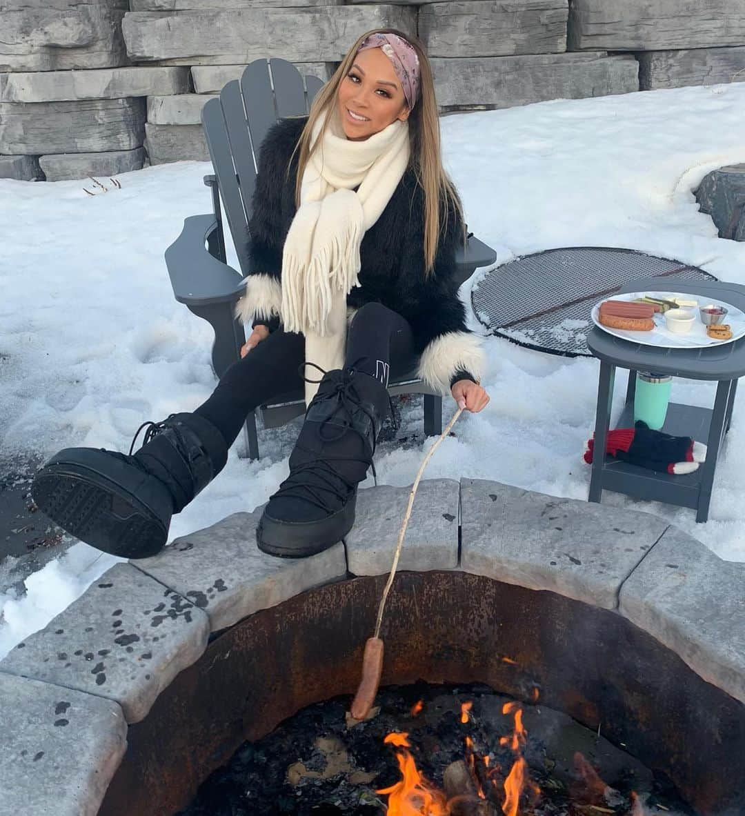 ダニー・リエルさんのインスタグラム写真 - (ダニー・リエルInstagram)「Sticking sharp sticks into wieners to eat! 🌭😛 Not sure why I look like I’m tryna squeeze something out my butt, but peep my stories tonight (or like every time I upload ok bish?!) to watch my outdoor quest lol.. Sending out positive vibes to those who need it the moist! ...I mean most.. 🥰  #wentoutside #putonmakeup #itsmonday #coronasucks #stayhome #staysafe」3月31日 2時38分 - dannieriel