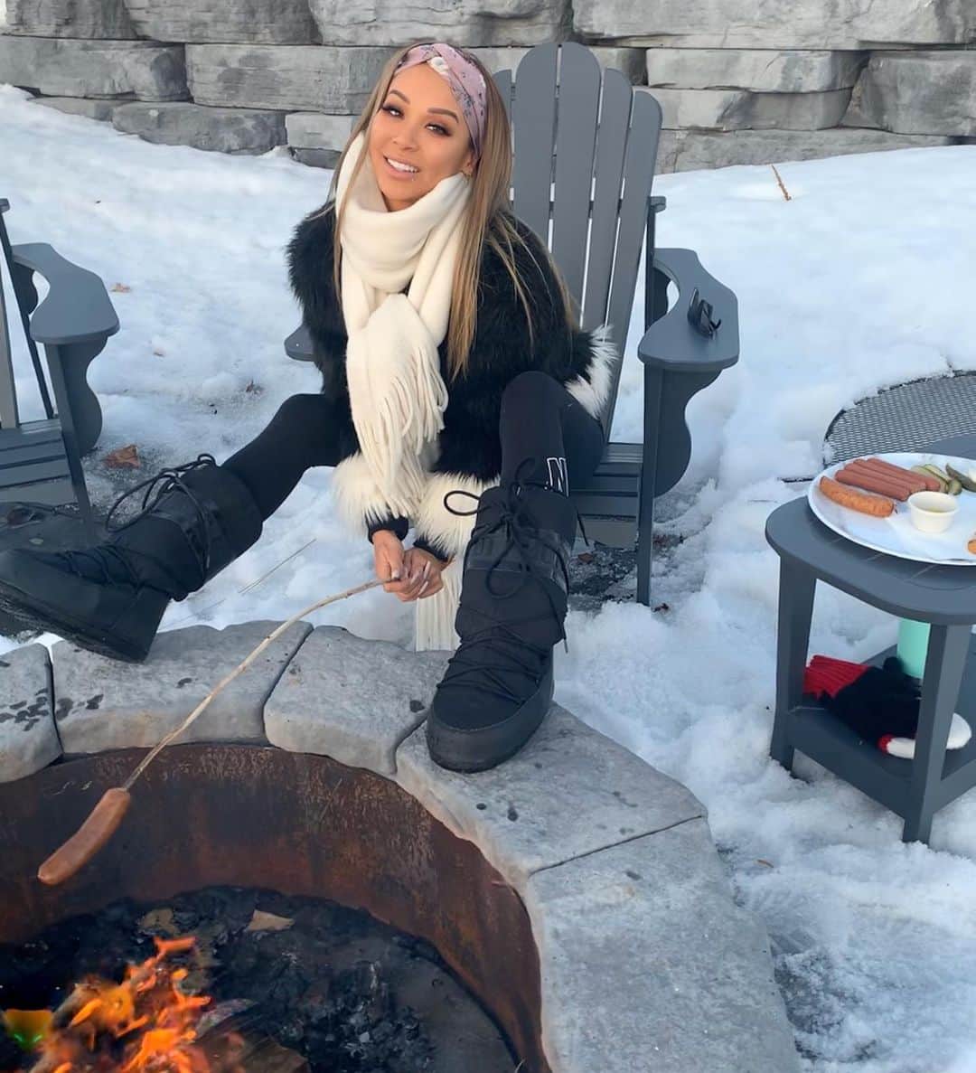 ダニー・リエルのインスタグラム：「Sticking sharp sticks into wieners to eat! 🌭😛 Not sure why I look like I’m tryna squeeze something out my butt, but peep my stories tonight (or like every time I upload ok bish?!) to watch my outdoor quest lol.. Sending out positive vibes to those who need it the moist! ...I mean most.. 🥰  #wentoutside #putonmakeup #itsmonday #coronasucks #stayhome #staysafe」