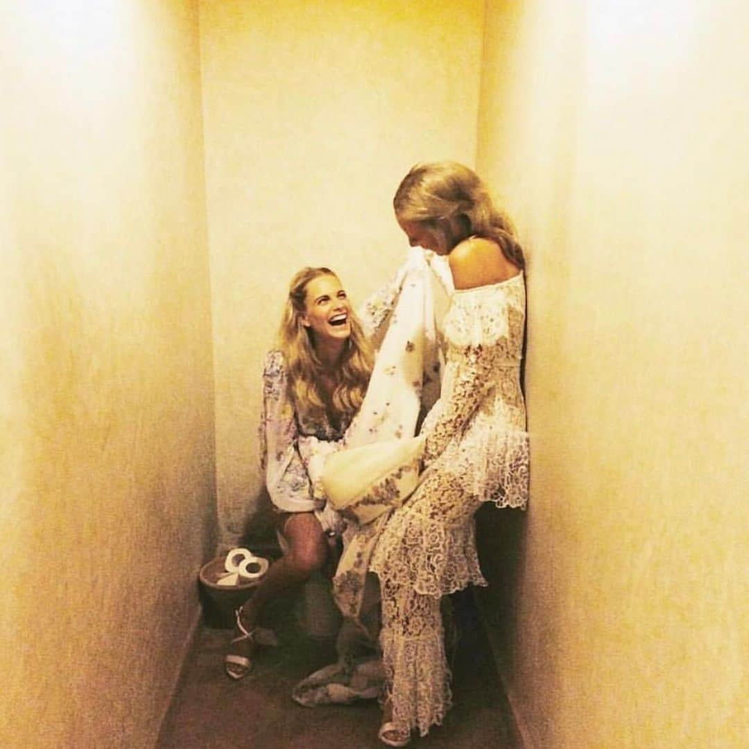 ポピー・デルヴィーニュさんのインスタグラム写真 - (ポピー・デルヴィーニュInstagram)「Girls who pee together, stay together. ❤️💦 Love you my BFF.  Happy YOU day. @mrsalice」3月31日 2時36分 - poppydelevingne