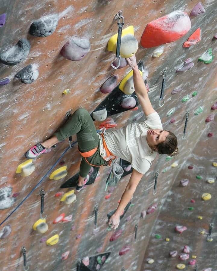 シャーロット・デュリフのインスタグラム：「Already more than a month since I hosted a clinic at @momentumclimbing Sandy with a group of great people wanting to learn more about climbing routes, no matter their experience level 💪  The key themes I like to talk about during these : warm-up, recovery on and off the wall, saving energy, body positions and observation 🤔  Looking forward to do more of those in the (unknown) future! Thank's @momentumclimbing for having me and for the photos!  @mountainhardwear @petzl_official @eb_climbing @volxholds @luxov_connect」