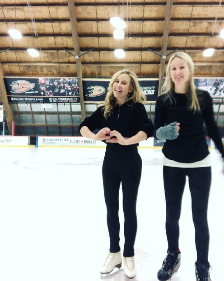 タラ・リピンスキーのインスタグラム：「Back to simpler times of trying to learn “Kiki do you love me” Boy, do I miss the ice. And boy, do I miss @chelseakruse」