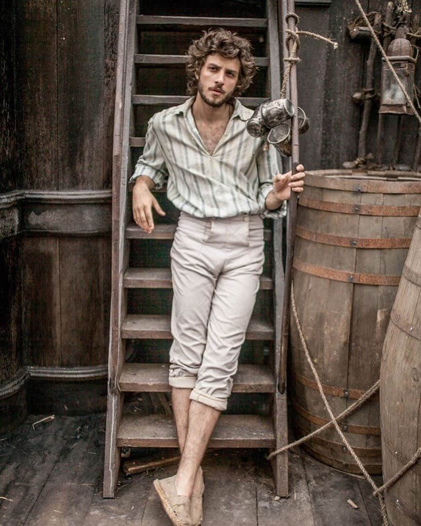 Chay Suedeのインスタグラム：「Hoje reestreia "Novo Mundo", um trabalho realmente especial pra mim, onde fiz o personagem com quem mais aprendi coisas na vida, das mais variadas. Joaquim fazia quase tudo ao mesmo tempo, de commedia dell'arte a luta com espadas, de corrida à cavalo a parkour num navio pirata enquanto vivia um grande amor, enquanto salvava a vida da princesa Leopoldina, antes de ser resgatado por indígenas e viver com eles por alguns anos, até salvar a vida do príncipe regente do Brasil e então se tornar um oficial da coroa, dentre tantas outras, que saudade.」
