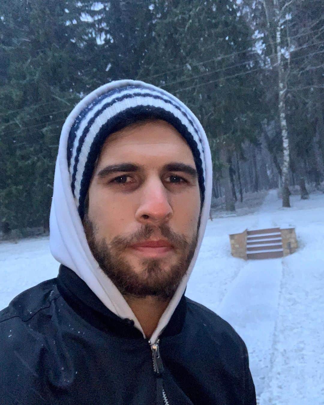 カレン・ハチャノフのインスタグラム：「Spring in Moscow 🤷🏻‍♂️👍🏻😜❄️ ⠀  #StayHome #StaySafe  Весна в Москве 🤷🏻‍♂️👍🏻😜❄️」