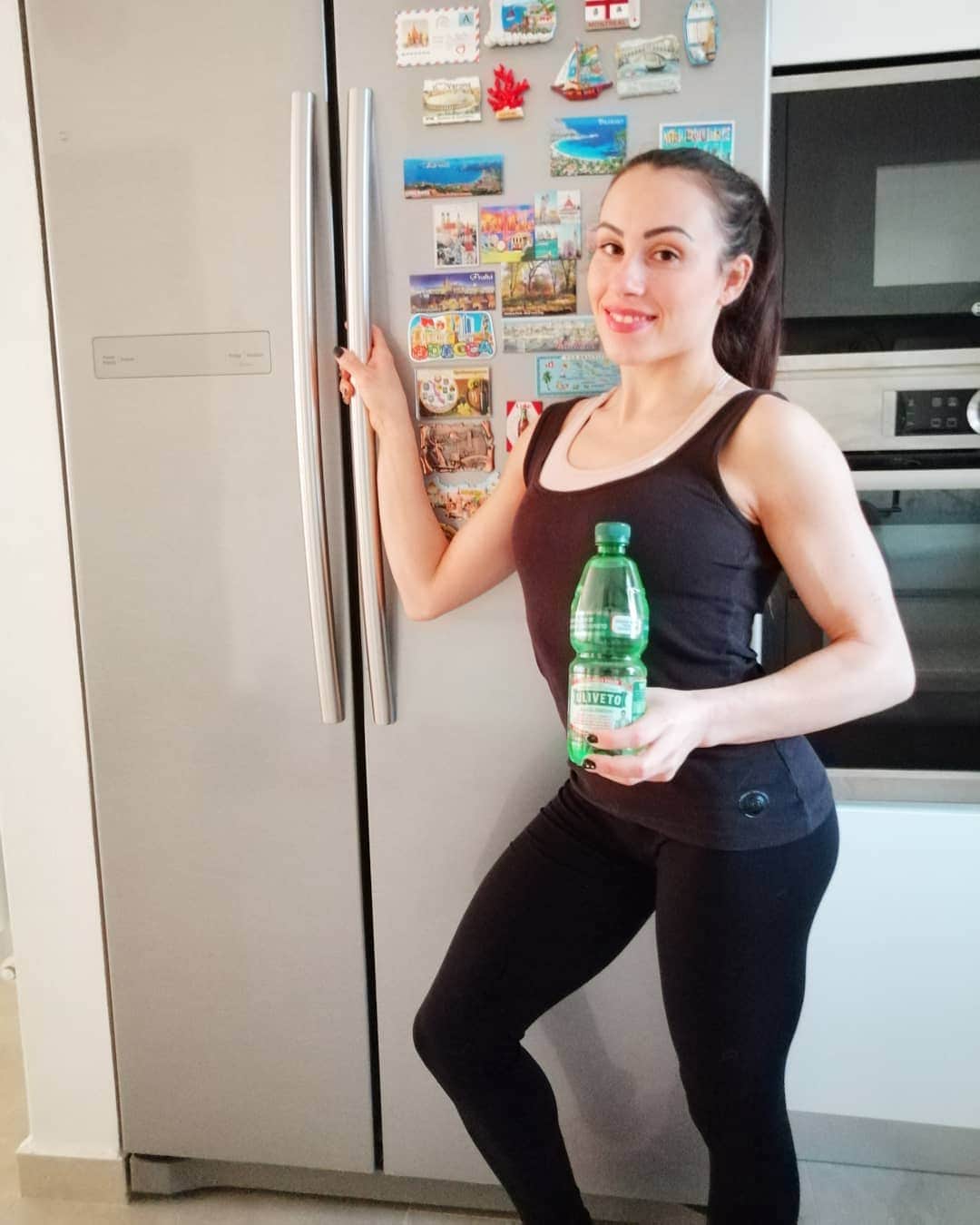 バネッサ・フェラーリのインスタグラム：「Anche in questo momento in cui dobbiamo restare a casa🏠 possiamo mantenerci in forma❣️ E' importante mantenere le ossa forti 💪 e in salute per questo continuo a bere Acqua Uliveto, perché contribuisce a fornire le giuste quantità di calcio alle mie ossa.😙💕 Ed ora allenamento in salotto!😁🤸‍♀️🤸‍♀️🤸‍♀️🤸‍♀️🤸‍♀️🤸‍♀️🤸‍♀️🤸‍♀️🤸‍♀️🤸‍♀️🤸‍♀️🤸‍♀️ @acqua_uliveto #vanessaferrari  #acquauliveto #adv #acquadellasalute #AmicaDelleOssa #gymnastics」