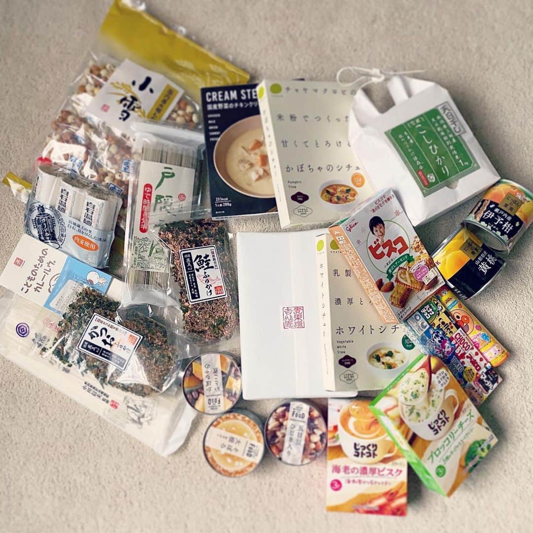 MEGのインスタグラム：「宝が、、、宝が届いたーーー！涙。 「色々足りてますか...？」とボスより連絡があり、カロリナチーム(@carolina_glaser)の皆さんが、お家にあるものや手に入ったものを集めてロンドンまで送って下さった... 日本もなかなかパニックの最中なのに、ロックダウンになり色々手に入らない物資の足しにと、もう... はい、感謝しかない。。 日本のお米は今もうほとんど買えない状態なので超貴重、こんな遠くまで重たいものを... と、涙。 しかし、ビームス社の人は人間的に優しい人達ばかりで、心底どういう事なんだ！涙、と思うのと同時に、お気遣いにリスペクトしかないです。いつも、いつもありがとうございます。  外出禁止になり、なかなか毎日の、娘のちょっとした楽しみというか新鮮味？のバリエを考えるのに悩むので、ロックダウン２週目なのに、もっと長く感じてる。」