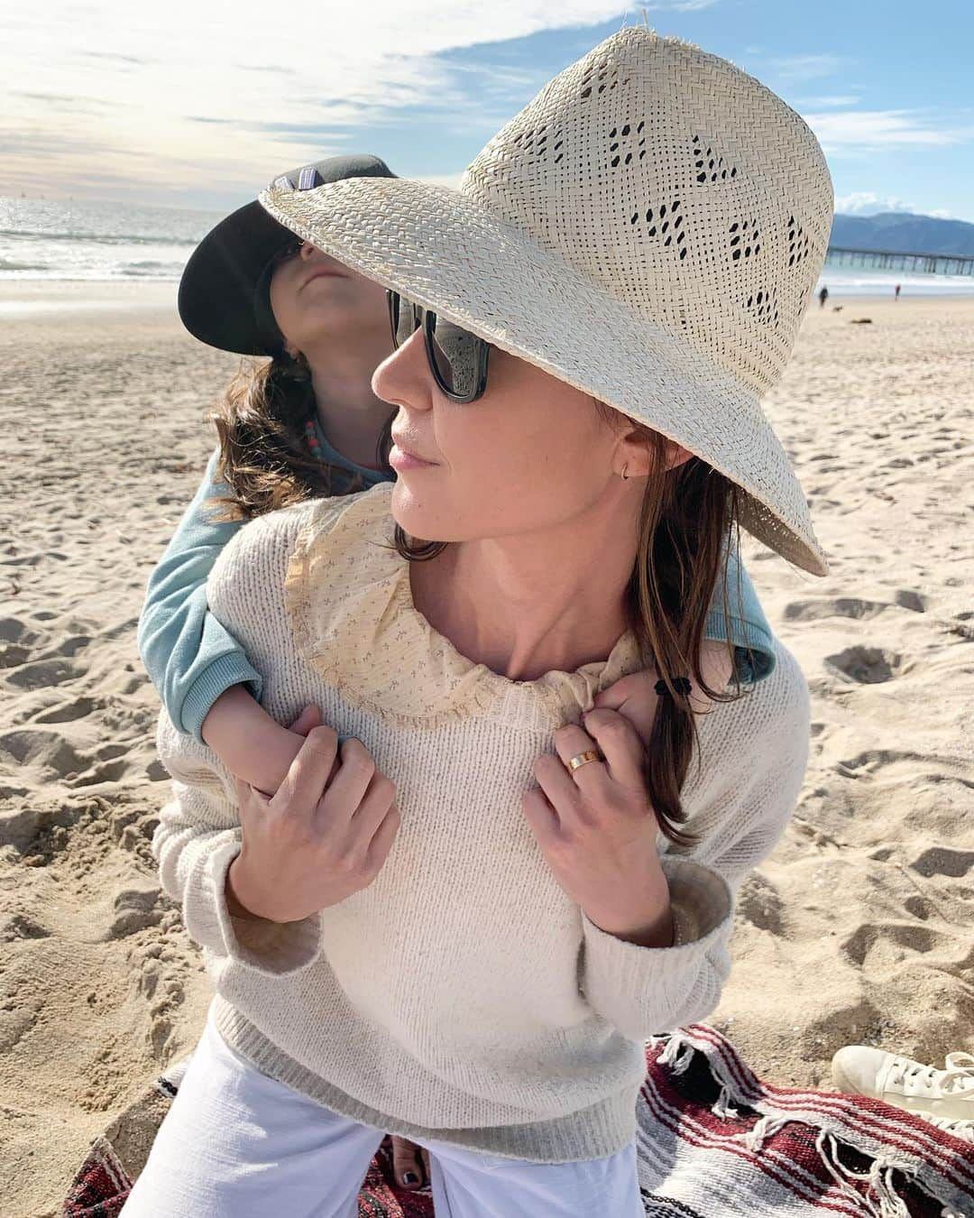 オデット・アナブルさんのインスタグラム写真 - (オデット・アナブルInstagram)「About two weeks ago when we were able to hit the beach and still keep our distance. Now, we stay home. We’ve got this guys.」3月31日 3時47分 - odetteannable