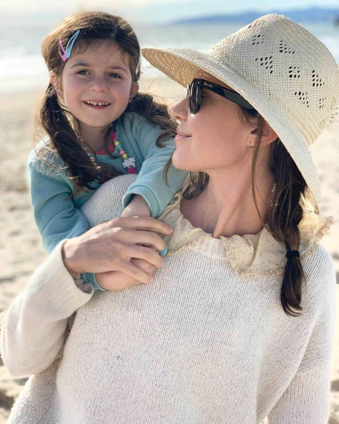 オデット・アナブルさんのインスタグラム写真 - (オデット・アナブルInstagram)「About two weeks ago when we were able to hit the beach and still keep our distance. Now, we stay home. We’ve got this guys.」3月31日 3時47分 - odetteannable