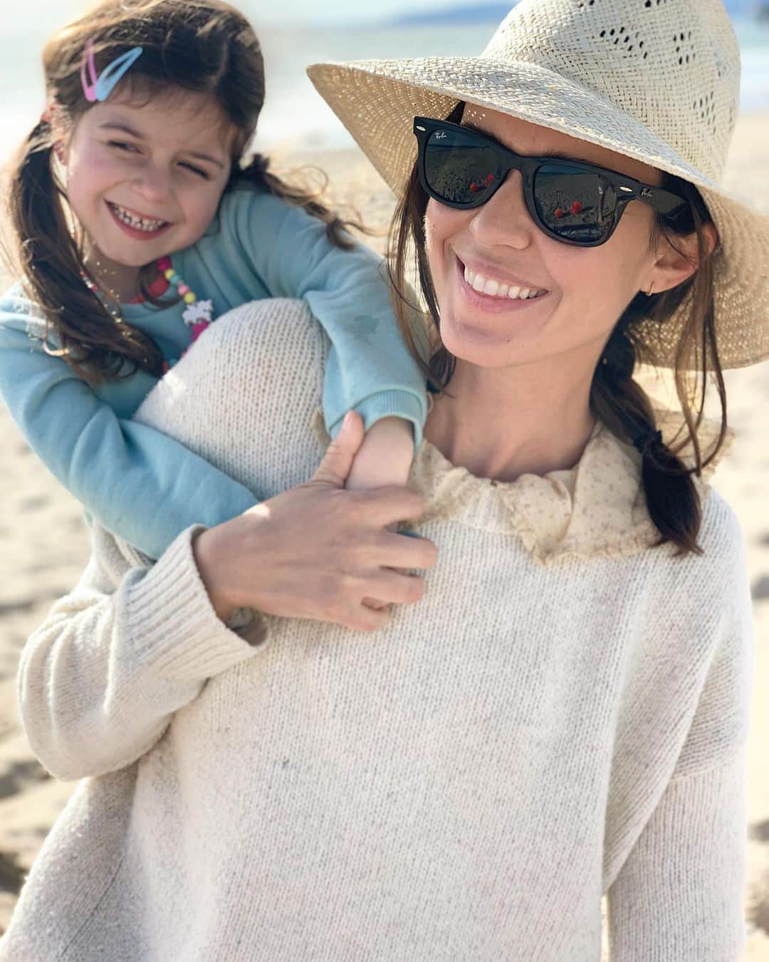 オデット・アナブルのインスタグラム：「About two weeks ago when we were able to hit the beach and still keep our distance. Now, we stay home. We’ve got this guys.」