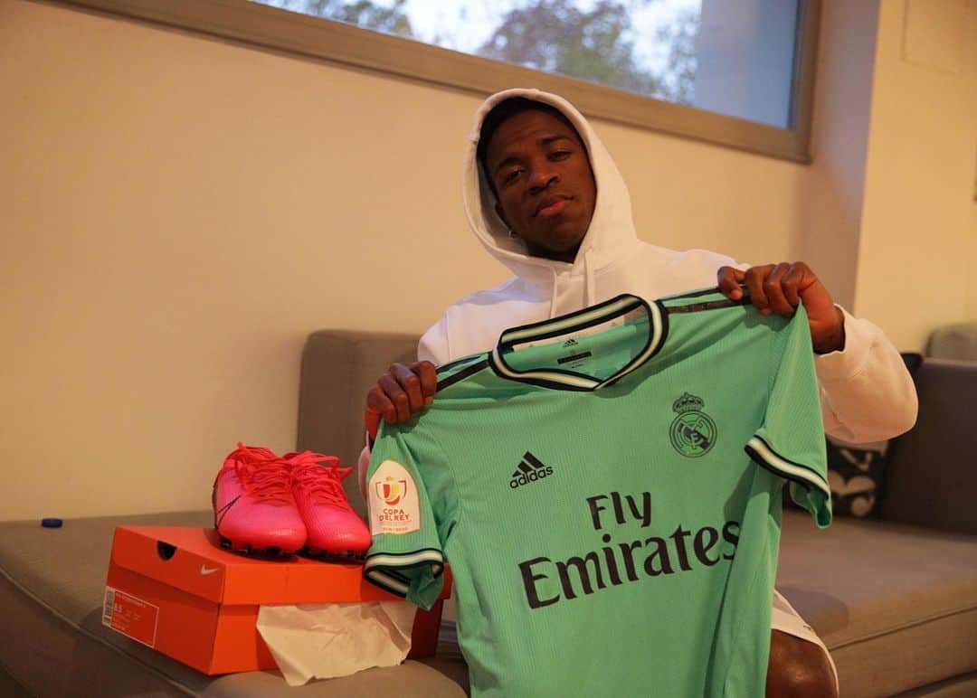 ヴィニシウス・ジュニオールのインスタグラム：「Eu me importo, o #futebolseimporta. Em um momento duro e difícil, toda solidariedade é necessária e bem-vinda na luta contra a Covid-19. A pedido do meu amigo @richarlison, eu doei esse par de chuteiras e essa camisa para leilão no @footballforacause.  O valor arrecadado irá para as instituições Gamboa Ação e Obra Social Dona Meca.」