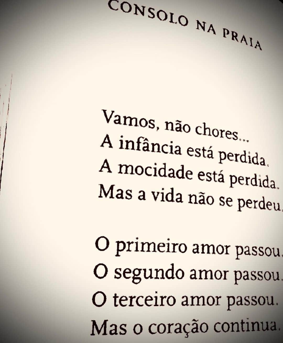 マテウス・サンタナのインスタグラム：「“... Perdeste o melhor amigo. Não tentaste qualquer viagem. Não possuis casa, navio, terra. Mas tens um cão.  Algumas palavras duras, em voz mansa, te golpearam. Nunca, nunca cicatrizam. Mas, e o humour?  A injustiça não se resolve. À sombra do mundo errado murmuraste um protesto tímido. Mas virão outros.  Tudo somado, devias precipitar-te, de vez, nas águas. Estás nu na areia, no vento... Dorme, meu filho.  Carlos Drummond de Andrade”」