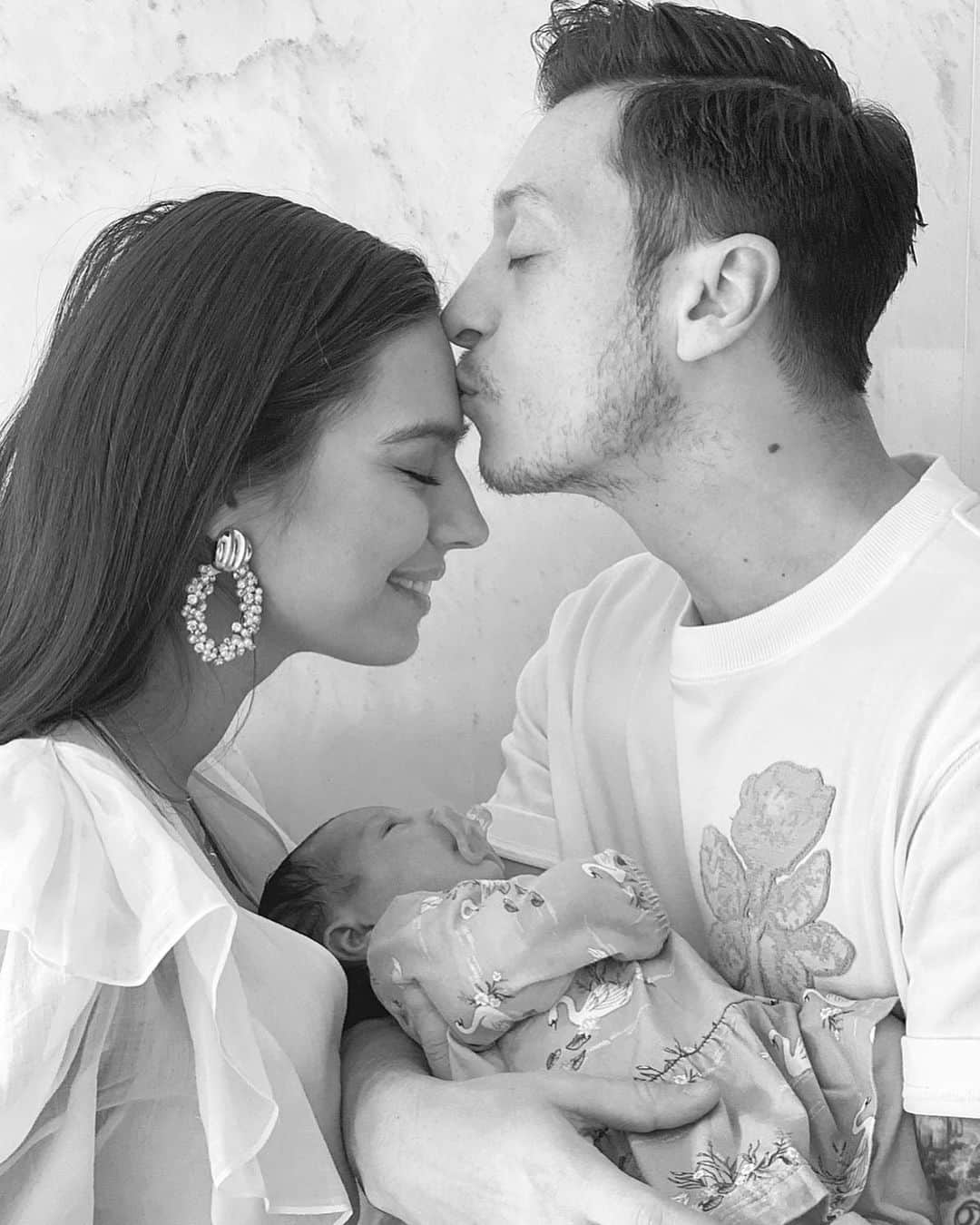 メスト・エジルのインスタグラム：「Şükürler olsun ki kızımız “Eda” sağlıklı bir şekilde dünyaya geldi👨‍👩‍👧❤️ Rabbim bize, çevresine ve bütün insanlığa hayırlı bir evlat olmasını nasip eder inşallah, AMİN🤲🏻 Amine & Mesut Özil🇹🇷🧿🤲🏻」