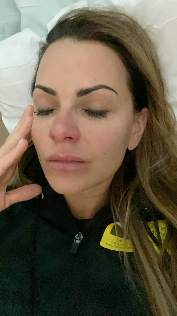 ミッチェル・マネーのインスタグラム：「Broken hearted that Brielles dad cannot be in here with me. He has been sitting in his car in the parking lot not knowing what else to do. Only one parent at a time per 24 hour period due to the virus. I do not think I am capable of leaving her but her dad needs time too. I’m a mess. She is doing well. Stable and pushing. This surgery will be very helpful. Thank you for the prayers. We feel them. We see them working. Thank you for the messages. All of them.  I see them all. So does Ryan and Mike and our families.  I’ll keep updating. #prayforbrie」