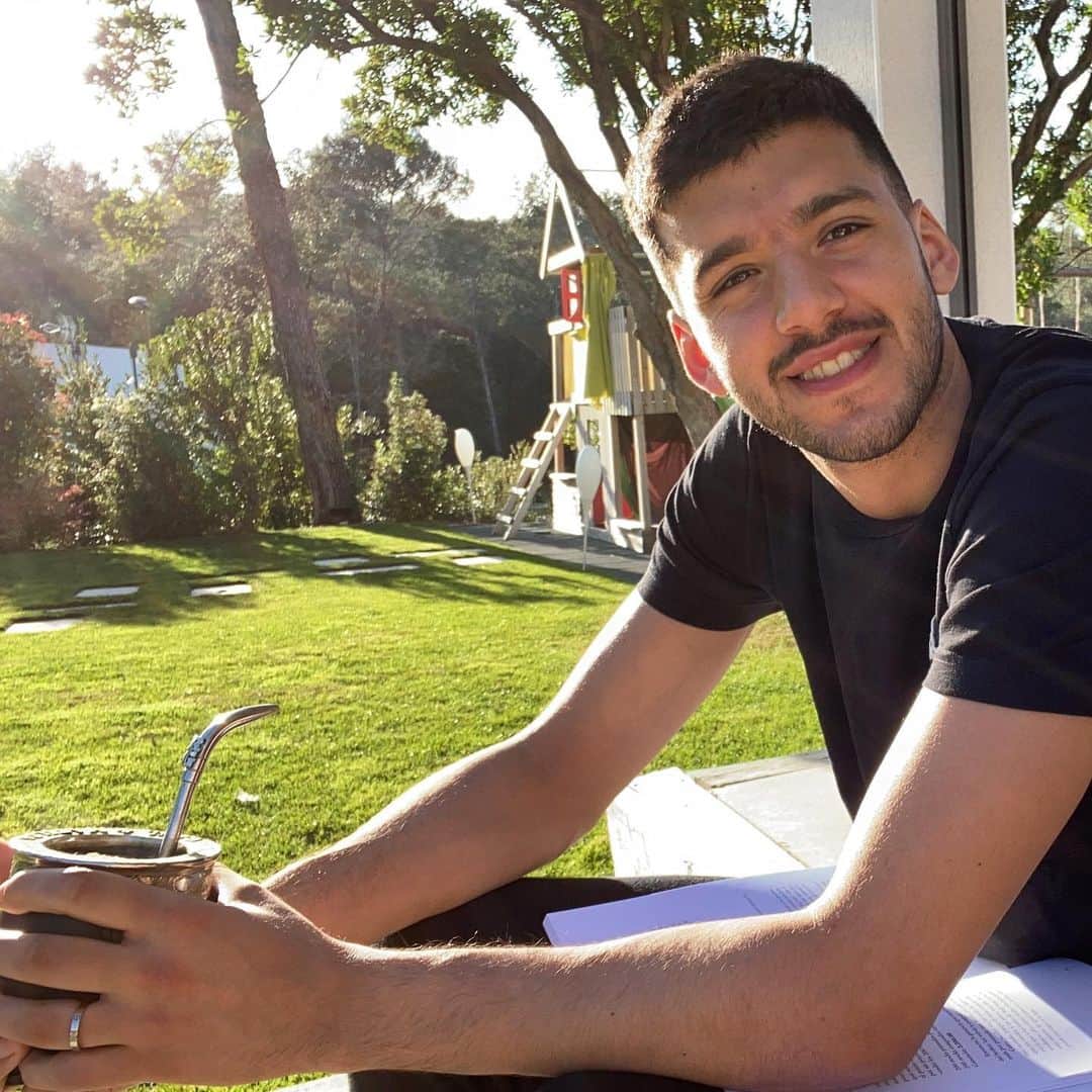 ヘロニモ・ルジのインスタグラム：「Unos buenos mates al sol 🧉」