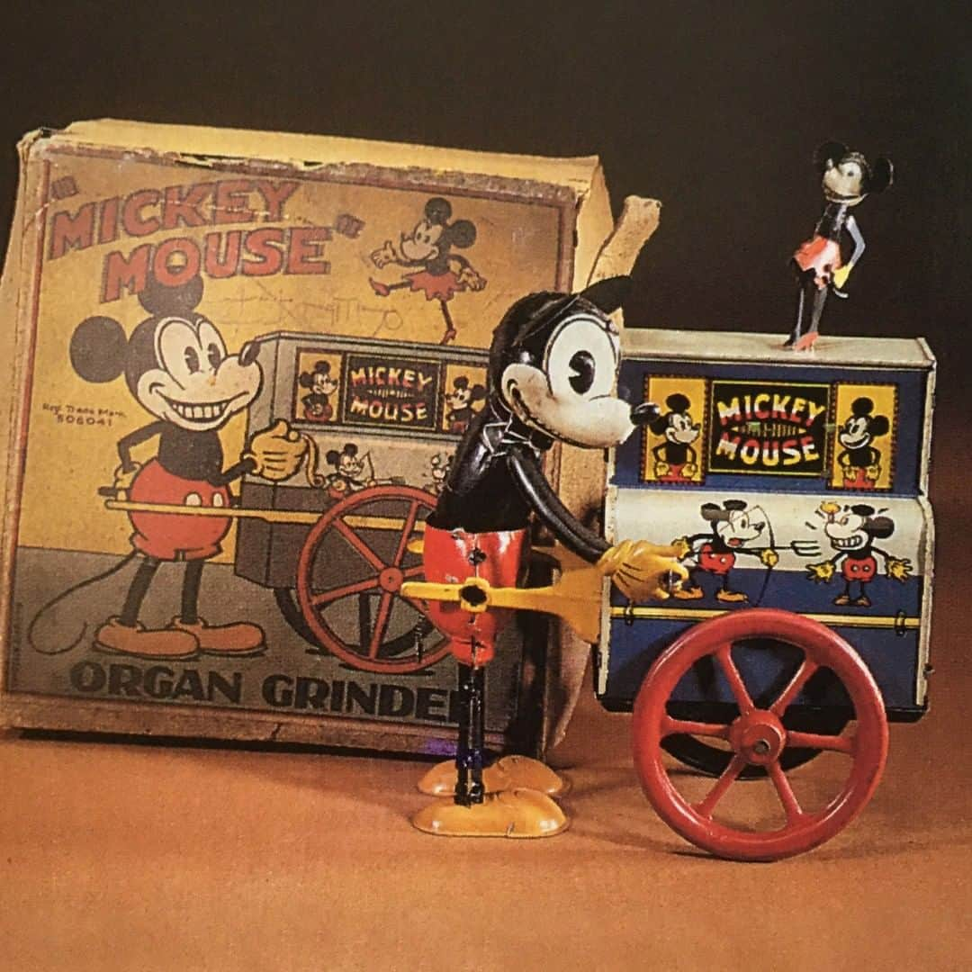 クリスティーズさんのインスタグラム写真 - (クリスティーズInstagram)「This 1930s tinplate toy of Mickey Mouse pushing a street organ with (a mini) Minnie Mouse dancing on top set a world auction record for any Disney toy at the time when it sold in London 27 years ago #ThisWeekInChristiesHistory. ⠀ .⠀ In remarkable condition and with the original box, the rare toy fetched £12,100 at its 5 April 1993 London sale. Made by the Distler company, which was founded in Germany in 1895, it was purchased by the Åbergs museum in Bålsta, Sweden, which has one of the world's premier collections of Disney memorabilia.⠀ .⠀ #mickeymouse #disney #minniemouse #antiquetoys #raretoys」3月31日 4時56分 - christiesinc