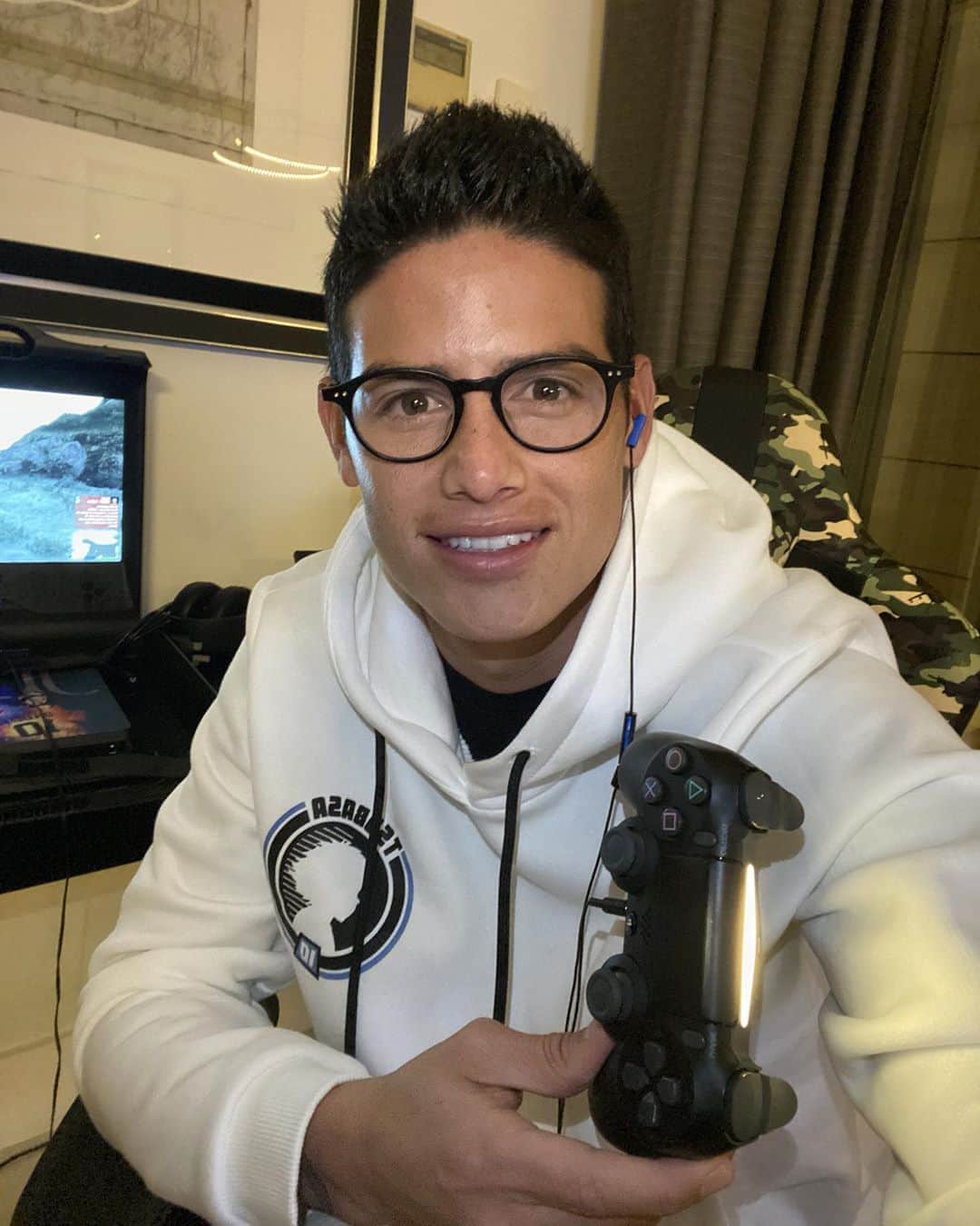 ハメス・ロドリゲスのインスタグラム：「Están jugando en esta cuarentena? Yo si y bastante. 😅🎮」