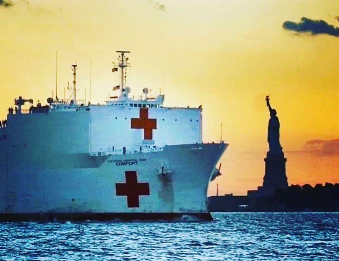 和央ようかさんのインスタグラム写真 - (和央ようかInstagram)「Heroes came to NY🍎　🙏👍 #comfort 🏥🚢 US海軍の病院船コンフォートがニューヨークに🍎🙏🚢🏥 写真見てるだけで泣けてくる🙏 感謝🙏ひたすら感謝。そして自分に出来る事を👍😘😊 #takakonystylin🍎 #nylife #lifestyle #nyc🍎#i❤️ny #hospitalship #yokawao #和央ようか #頑張らずにがんばろ」3月31日 5時29分 - yokawao0215