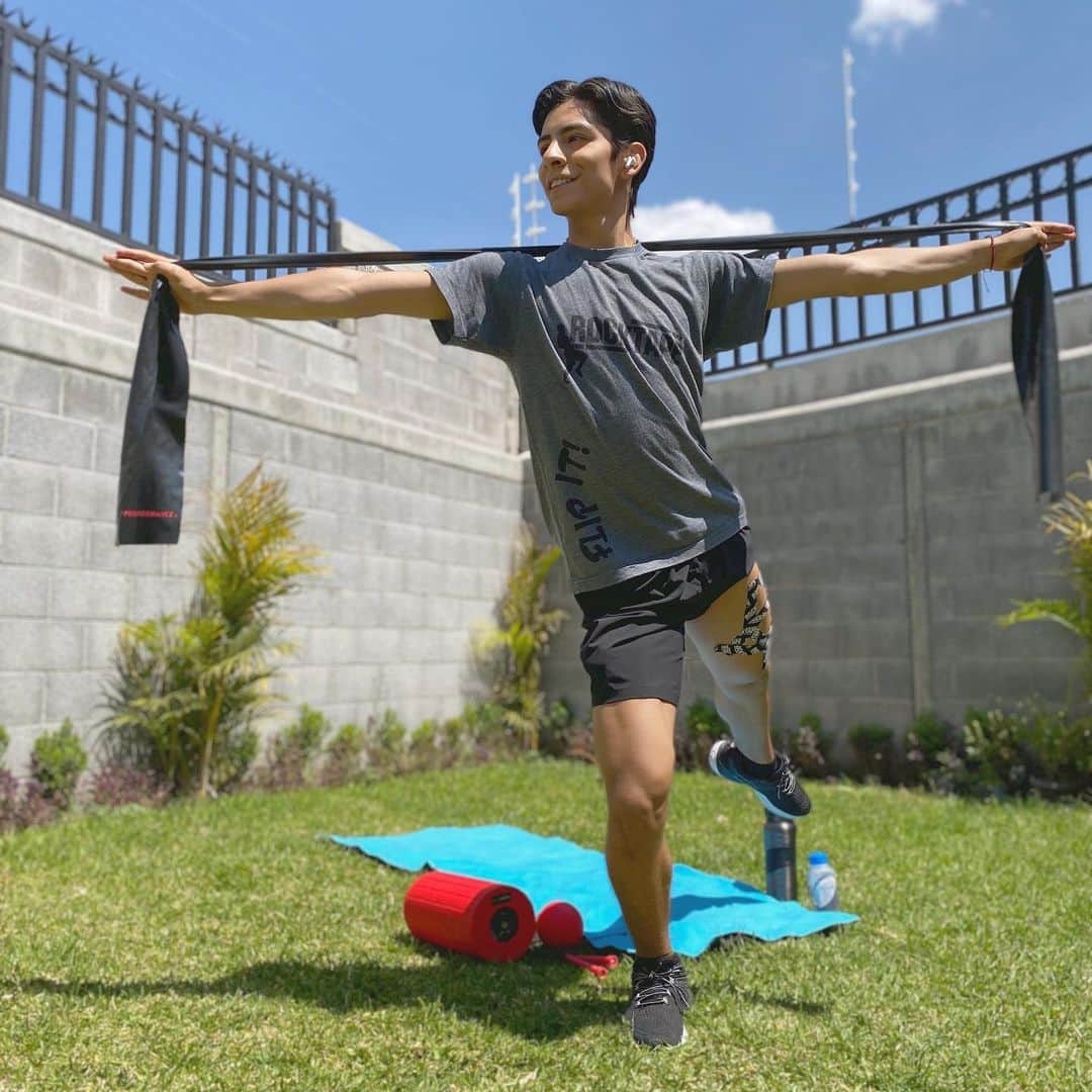 Donovan Carrillo Suazoのインスタグラム：「Estar en casa no nos impide seguir con los entrenamientos y preparación para cumplir nuestros objetivos.  Ánimo amigos estoy seguro que saldremos adelante, seamos pacientes y quedémonos en casa teniendo todos los cuidados sugeridos por las autoridades.  #yomequedoencasa  #stayathome  #rocktapemx #rocktape #solopf #soloperformance #electrolit #teamelectrolit #hidratacióntotal」