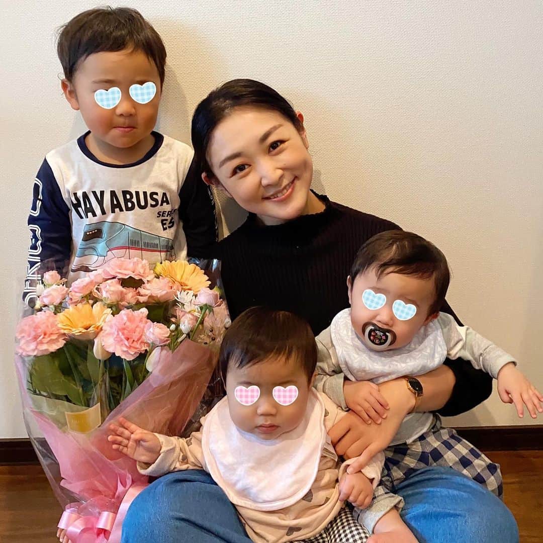 美夢ひまりさんのインスタグラム写真 - (美夢ひまりInstagram)「お友達がお花をプレゼントしてくれました💐﻿ とっても嬉しかったです✨﻿ ﻿ 去年は入院中で病室で過ごした誕生日。﻿ 今年はこうして子どもたちと一緒にいられて、それだけで幸せです。﻿ ﻿ #誕生日﻿ #3月31日﻿ #感謝の日」3月31日 16時49分 - himari_miyume