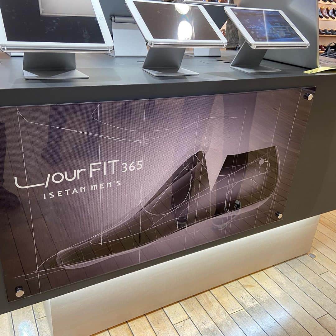 ユニオンインペリアルのインスタグラム：「伊勢丹メンズ yourfit365 ローンチです！  3D計測装置で足を計測し、お客様の足に合う靴をリコメンドしてくれます！  ユニオンインペリアルも木型データ提供させていただき、足に合う方にリコメンドされますのでご期待ください！  #unionimperial #unionroyal  #ユニオンインペリアル #madeinjapan  #mensshoes  #classicshoes  #yourfit365  #3d計測  #あなたの足に合う靴をリコメンド」