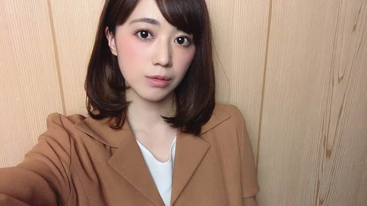 堀有里のインスタグラム：「LINEBLOGにも書きましたが、 4月は、ほりゆりSNS強化月間にしたいと思います。 明日から新しいアカウントを作成する予定！ 出来たら是非フォローしてください♡ 写真は、公演中止になってしまったのですが、 #エルホス　のヴィジュアル。 原田礼子という役でした。 ちょっとサバサバ？な感じで、頼りになる、今までに演じたことのないタイプの女性でした。 作演のおぶきょさんが脚本公開をし、売上はUzumeに寄付するそうです。 是非覗いてみてください☺️ #LALLHOSTEL #舞台　#ヴィジュアル　#撮影　#役者 #芝居 #女優　#大人の女性　#スーツ女子 #ジャケットコーデ #soothing #picture #woman」