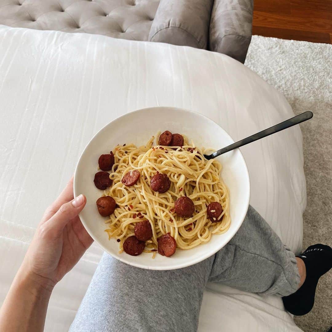 ジュリア バレットのインスタグラム：「my version of @danibarretto’s sausage aglio e olio pasta recipe 👩🏻‍🍳」