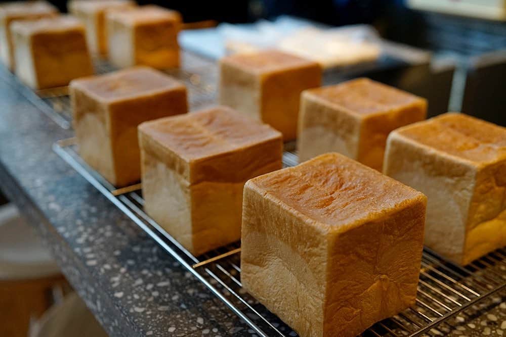 コエのインスタグラム：「hotel koe tokyoの自家製食パン。  hotel koe bread ¥420+tax  外はサクッと中はふわふわのもちもちな仕上がり。 毎朝焼きあげられる食パンは旨味が強くパンだけでも食べられます。 ぜひお楽しみ下さい。  koe lobby 渋谷 morning : 7:30〜11:00 (lo.10:30) lunch : 11:00〜15:00 (lo.14:30) teatime : 15:00〜18:00 (lo.17:30) dinner: 18:00〜23:00 (lo.22:30) ・ 〒150-0042 東京都渋谷区宇田川町３−７ tel.03-6712-7257」