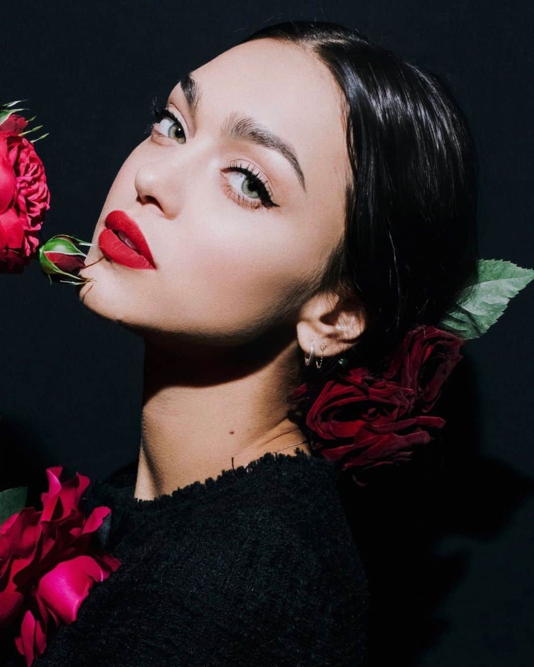 Zhenya Katavaのインスタグラム：「Happy Birthday to Me ♥️🍾🌹 Хочу пожелать себе цвести и не болеть .」