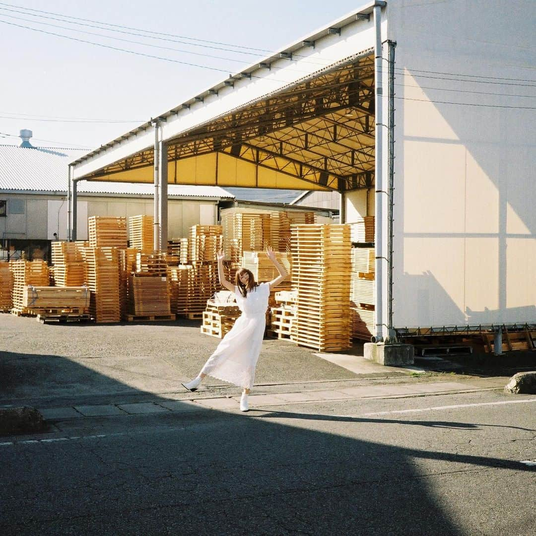 田中芽衣（めいめろ）さんのインスタグラム写真 - (田中芽衣（めいめろ）Instagram)「＂FRUIT OF THE LOOM ” SHOULDER BAG BOOK🍒本日発売🍇 表紙と中ページに登場してます🍏」3月31日 15時54分 - mei_tnk