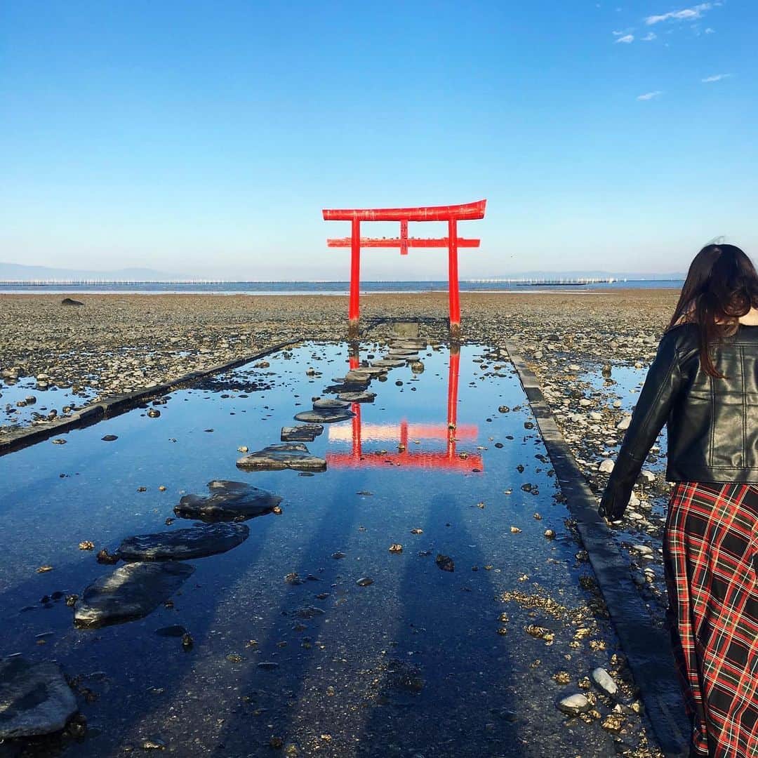 旅行比較サイト・トラベルコ 理想の旅を、いちばん安く。さんのインスタグラム写真 - (旅行比較サイト・トラベルコ 理想の旅を、いちばん安く。Instagram)「有明海をバックに、鮮やかな朱色が映えるこちらの鳥居は #佐賀 県にある #大魚神社 の #海中鳥居 ⛩✨ ﻿ ﻿ スタッフ訪問時は干潮だったため、歩いて鳥居の近くまで行くことができました👣（奥に見えるのは沖ノ島！）﻿ ﻿ 一方、満潮時には鳥居の上部まで海水が上がり、また違った光景が楽しめるそう！　ハート型のプレートもあり、写真映えも狙えますよ🤩﻿ ﻿ 自由気ままに旅行を楽しめるのはまだ少し先…になりそうですが、「次の旅先はどこにしようか？」と下調べをするのも旅の醍醐味のひとつ💕﻿ ﻿ #トラベルコで妄想旅行 を楽しんでくださいね😊🎶﻿ *﻿ *﻿ *﻿ あなたが訪れた旅先での写真に《 @travelko_chan 》《 #トラベルコ 》《 #travelko 》とタグ付けして投稿してみてください！　こちらのアカウントで紹介させていただくかもしれません♪﻿ *﻿ *﻿ *﻿ #鳥居 #海中鳥居 #大魚神社 #佐賀 #佐賀旅行 #佐賀旅 #saga #絶景 #海﻿ #travel #trip #sightseeing #japan #旅行 #国内旅行 #エア旅行 #妄想旅行 #フォトジェニック #旅行好きな人と繋がりたい #写真好きな人と繋がりたい #一人旅 #instatravel #travelgram #トラベルコ #travelko #トラベルコちゃん﻿ @tsubozamurai」3月31日 16時10分 - travelko_official