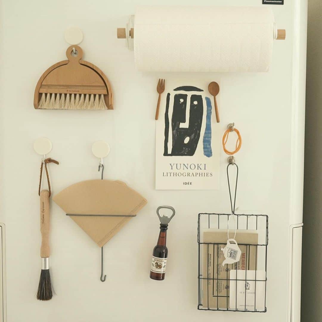 北欧、暮らしの道具店さんのインスタグラム写真 - (北欧、暮らしの道具店Instagram)「バイヤー竹内の自宅訪問の動画でご紹介したたくさんのアイテムのうち、キッチンまわりのアイテムを5つまとめてご紹介します♪ . ＜冷蔵庫にくっつけているもの＞ - - - - - - - - - - - - - - - - - - - - - - - - ❶マグネットフック - - - - - - - - - - - - - - - - - - - - - - - - 冷蔵庫やレンジフードなど 磁石がつくところならどこでも 大活躍してくれるフック。  竹内は冷蔵庫にいくつかくっつけて 輪ゴムをかけたり、 レターラックをかけたりしていました。  動画ではせいろもこれで引っ掛けていましたね！ . - - - - - - - - - - - - - - - - - - - - - - - - ❷ワイヤーレターラック - - - - - - - - - - - - - - - - - - - - - - - - マグネットフックに引っ掛けられていたものの ひとつがワイヤーレターラック。  竹内は素敵なポストカードを入れつつ、 その後ろ側にはクリーニング屋さんの クーポン券など、ちょっと取っておきたい 紙ものを入れているんだとか。 . - - - - - - - - - - - - - - - - - - - - - - - - ❸イリスハントバークのテーブルブラシ - - - - - - - - - - - - - - - - - - - - - - - - かけておくだけでもかわいい、 スウェーデン「イリスハントバーク」の テーブルブラシとちりとりのセット。  竹内はトースターまわりのおそうじに よく使っているようですよ。  棚の上をささっと掃除できるアイテムって 意外と少ないもの。 このブラシがあれば気分も上がって お掃除もはかどりそうです◎ . ＜棚の上に置いているもの＞ - - - - - - - - - - - - - - - - - - - - - - - - ❹カルティオ タンブラー（グラス） - - - - - - - - - - - - - - - - - - - - - - - - すぐに手に取れる位置に控えているのは 定番のグラス、「イッタラ」のカルティオです。  小ぶりでちょうどいいサイズ感、 ほどよい厚みのあるガラスで、 毎日メインで使うのにぴったり。  こうして目に見える場所に重ねて置くだけでも 雰囲気を作ってくれます。 . - - - - - - - - - - - - - - - - - - - - - - - - ❺ボデガのグラス - - - - - - - - - - - - - - - - - - - - - - - - 一方、隣にある透明のグラスは 円柱型が特徴の「ボデガ」。 シンプルな形なのでドリンク用としてはもちろん、 小物入れやカトラリー立てにしたり、 また小鉢やプリン型として使ったりと 活躍できるシーンはたくさん！  竹内は370mlサイズのボデガを コースター入れとして使用しています。 . - - - - - - - - - - - - ▶お買いものは写真内のタグをタップ！　またはプロフィールのリンクからどうぞ→@hokuoh_kurashi ・ #homewares#laundry#closet#necessities#収納#整理収納#家事#iittala#イッタラ#カルティオ#冷蔵庫#ボデガ#イリスハントバーク#スタッフ自宅#インテリア#シンプル#シンプルライフ#シンプルデザイン#暮らしを楽しむ#日々の暮らし#北欧#暮らし#北欧暮らしの道具店」3月31日 16時04分 - hokuoh_kurashi