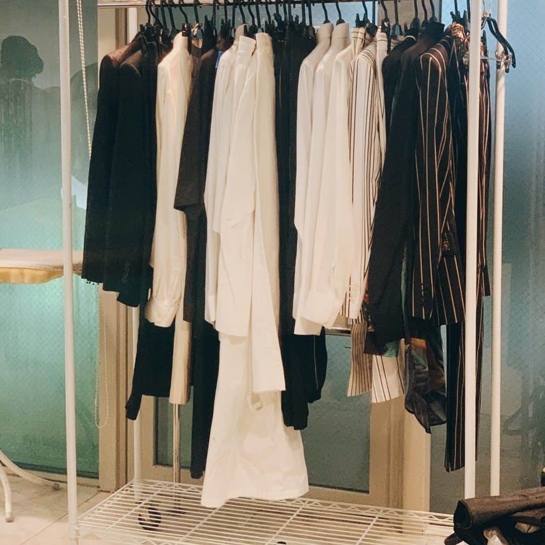 CLASSY公式さんのインスタグラム写真 - (CLASSY公式Instagram)「先週末発売になったCLASSY.5月号には﻿ SixTONESの京本大我さんが初登場✨﻿ ﻿ 撮影のテーマは黒王子と白王子。﻿ 白と黒の衣装を2体着ていただきました。﻿ ﻿ 普通の男性にはなかなか着こなせなさそうな﻿ フリルのシャツや、かなりコンパクトな﻿ ハイブランドのジャケットを華麗に着こなす姿は﻿ まさにプリンス。﻿ ﻿ インタビューでは、﻿ デビュー間もないということで、﻿ 初めてとこれから、について色々お聞きしました。﻿ ﻿ #classymagazine #5月号 #京本大我 #sixtones」3月31日 16時08分 - classy_mag_insta