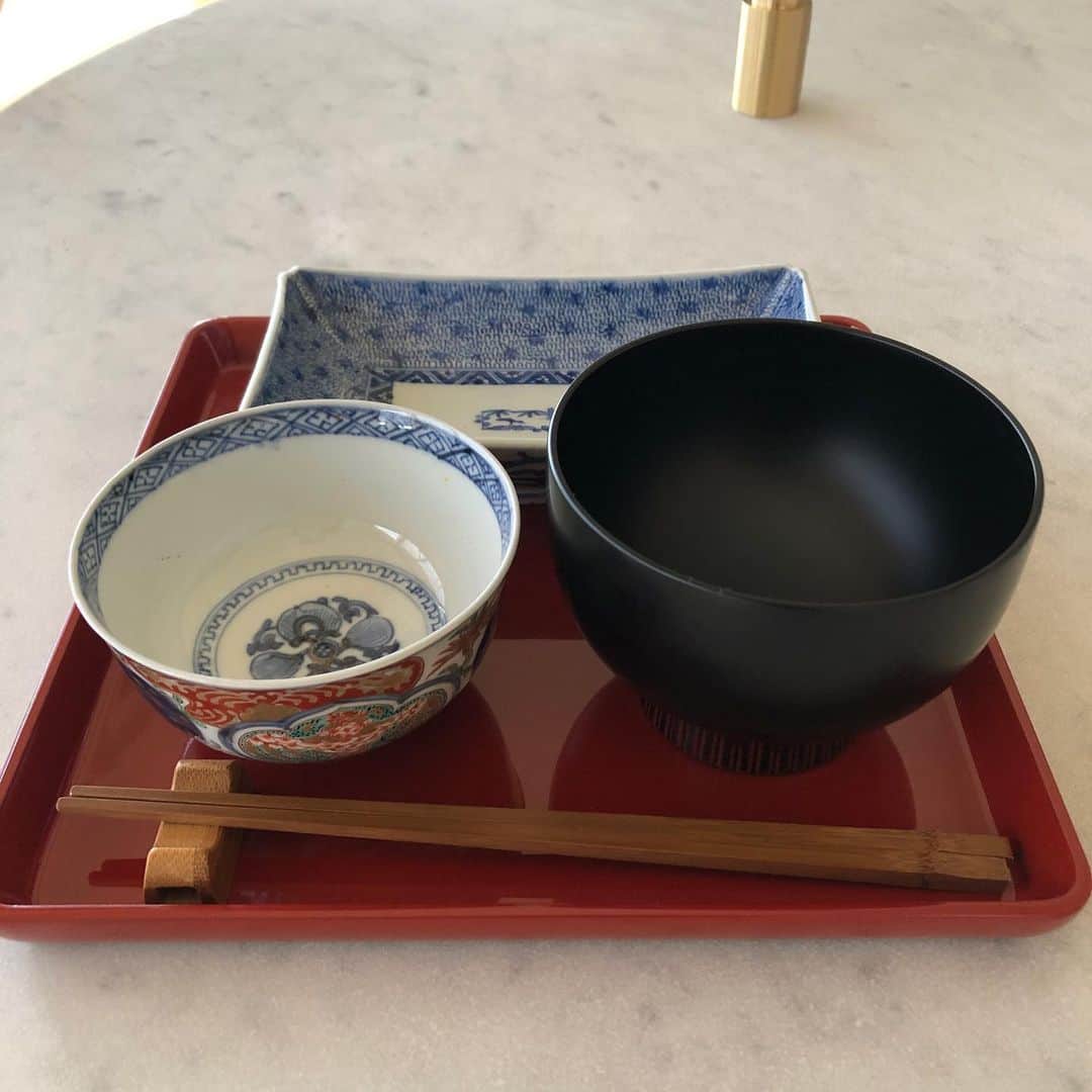 行正り香さんのインスタグラム写真 - (行正り香Instagram)「ずっと小ぶりのお盆が欲しいなと思っていて2月のテーブルウェアフェスティバルで見つけた朱塗膳。やっと届きました。可愛いわあ。朝ごはんにも、麺類にもお茶にも使えます。#行正り香 #rikayukimasa #山中塗#きんさい#こちらのお椀もモダンです。#小さいお盆は、おすすめです。#和食#良いお盆は、価値があります。#和田修#きんさい」3月31日 16時12分 - rikayukimasa