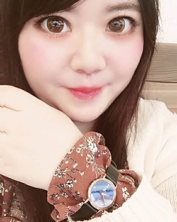 hoshizaki eriのインスタグラム：「. ハワイの夜空をイメージして 作られた時計【liakulea】 新シリーズが登場しました💓 文字盤がキラキラで綺麗✨ . 「eriii323」のクーポン使用で 10％OFFです🌸 是非つかってくださいね🌸 . . 大変な日々が続きますが 心は前向きに生きたいです🌸 . 綺麗な物に触れたり ゆっくり読書をしたり 穏やかに暮らしたいですね🌸 . . #腕時計 #liakulea #腕時計 #時計 #腕時計倶楽部 #手元倶楽部  #watch #kirakira #夜空🌃 #おうち時間 #穏やかな暮らし #pleaselikeit #likebackalways #followme #followback #相互フォロー #스타일링 #팔로미 #japanesegirl #読者モデル #インフルエンサー #美容ライター #pr @liakulea_japan」
