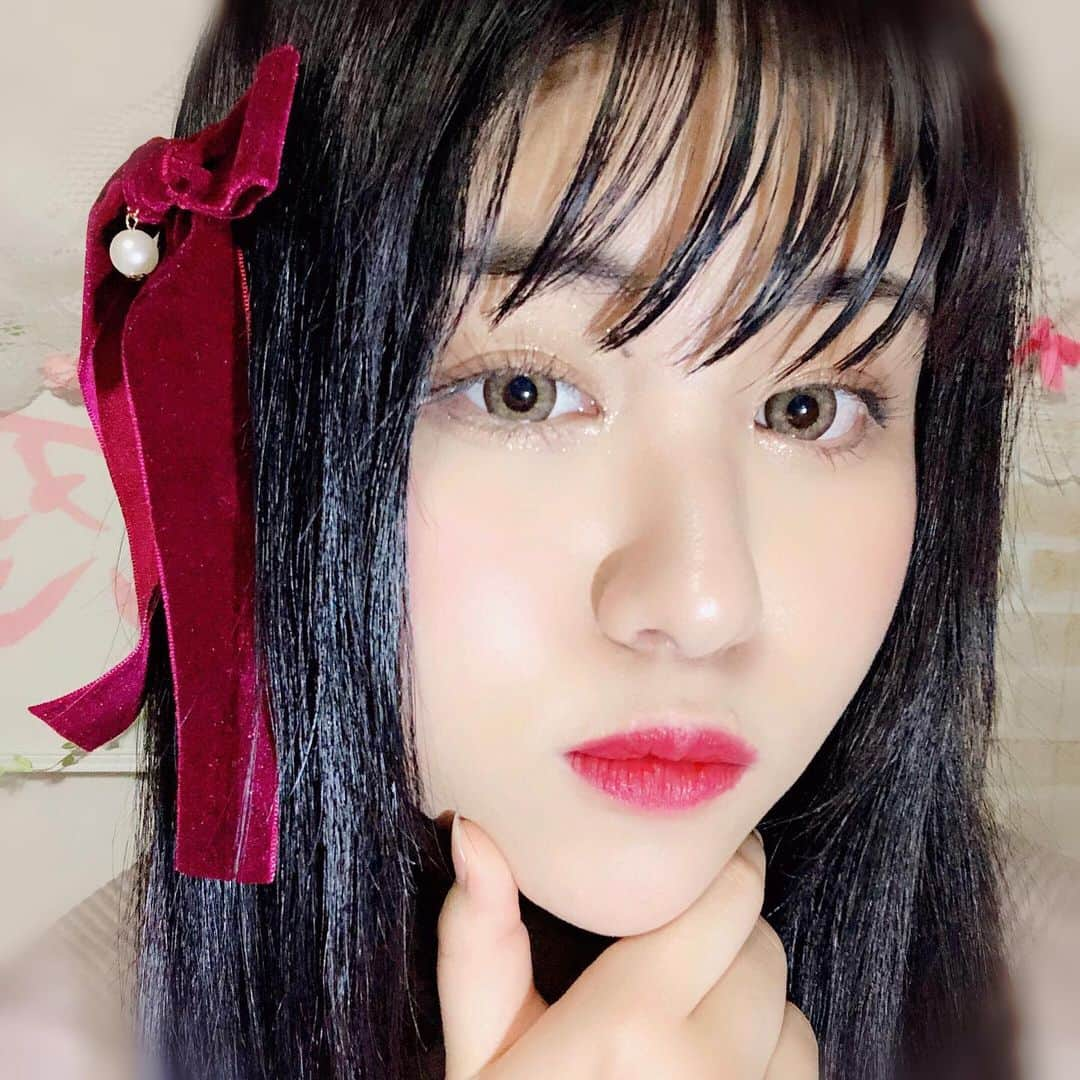 岩田真理亜のインスタグラム：「୨୧˙˳⋆﻿ ୨୧⑅*. ୨୧⑅*. ୨୧⑅*. ▹◃┄▸◂┄▹◃┄▸◂┄▹◃┄▸◂┄▹◃ ୨୧⑅*. 今回の#リボンぐらむ は🎀 赤リボン😍😍 赤って、最強だよね❣️ 女の子って感じする(´>∀<｀)ゝ そしてこのカラコン発色がすごい😳 ୨୧⑅*. ୨୧⑅*. ⋈﻿ ⋈﻿ ⋈﻿」