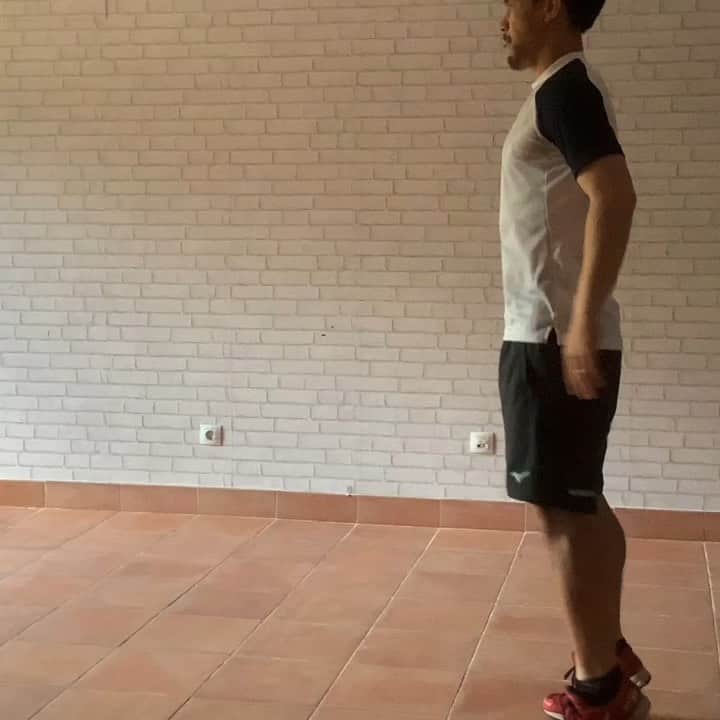 岡崎慎司のインスタグラム：「Training video day 7  今日からはステップトレーニングです。とてもシンプルですが、意識を変えて、体に染み込ませる事で、足が前にスムーズに出るようになる。 こういう基礎的トレーニングを体に染み込ませれば、色々なトレーニングにも応用できるので、是非やってみてください。 ちなみに撮影&編集は息子です😊 こういう風に楽しく親子で何かできるのも新たな発見です。 1. つま先歩き 上半身は背筋を伸した姿勢を保ったまま、母子球が浮くくらいかかとを目一杯あげ、膝を伸展した状態で小刻みに歩く。 2. かかと歩き 上半身は背筋を伸した姿勢を保ったまま、指先を目一杯上にあげてかかとだけで接地し、膝を伸展した状態で小刻みに歩く。 3. かかと着地〜つま先立ちウォーク（片脚） 支持脚のかかとから着地し、膝を伸ばした状態のまま歩く。上半身は背筋を伸ばしたフォームを保つ。意識しない方の脚は、腿上げ動作を行う。 4. かかと着地〜つま先立ちウォーク（両脚） 支持脚のかかとから着地し、膝を伸ばした状態のまま歩く。上半身は背筋を伸ばしたフォームを保つ。意識しない方の脚は、腿上げ動作を行う。左右の脚を交互に行う。 #杉本龍勇 # 杉本メソッド #足を前に出せるようになろう#ステイホーム」