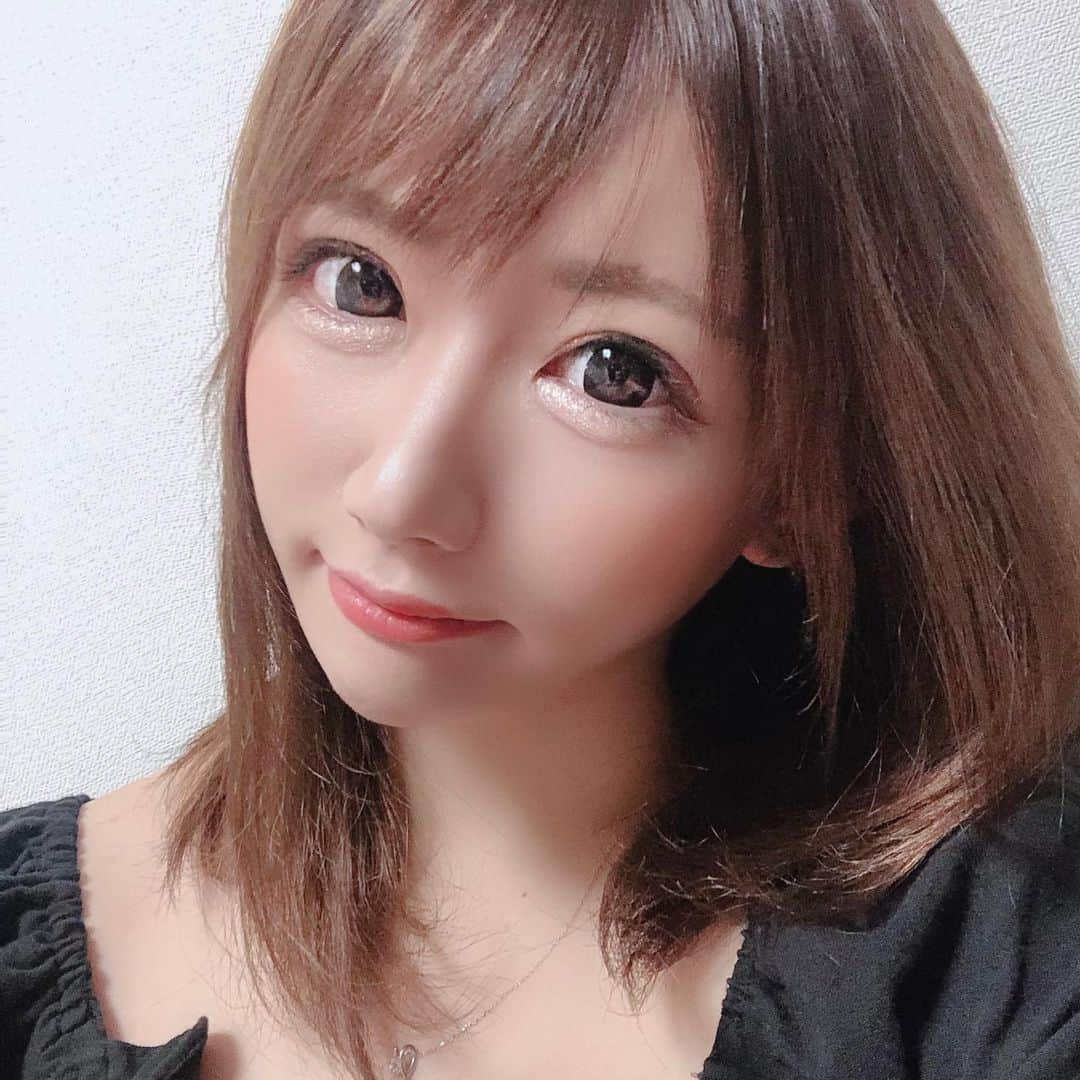 如月奈々のインスタグラム：「やることなくてインスタめちゃ更新してるわ🐶❤️. 本沢山買ったから本読む～📕７冊も買っちゃった🥳. . . . #ヴェルージュ #華灯 #キャバクラ #歌舞伎町 #新宿 #紀伊国屋 #本 #読書  #二度寝幸せ #幸せとは？」