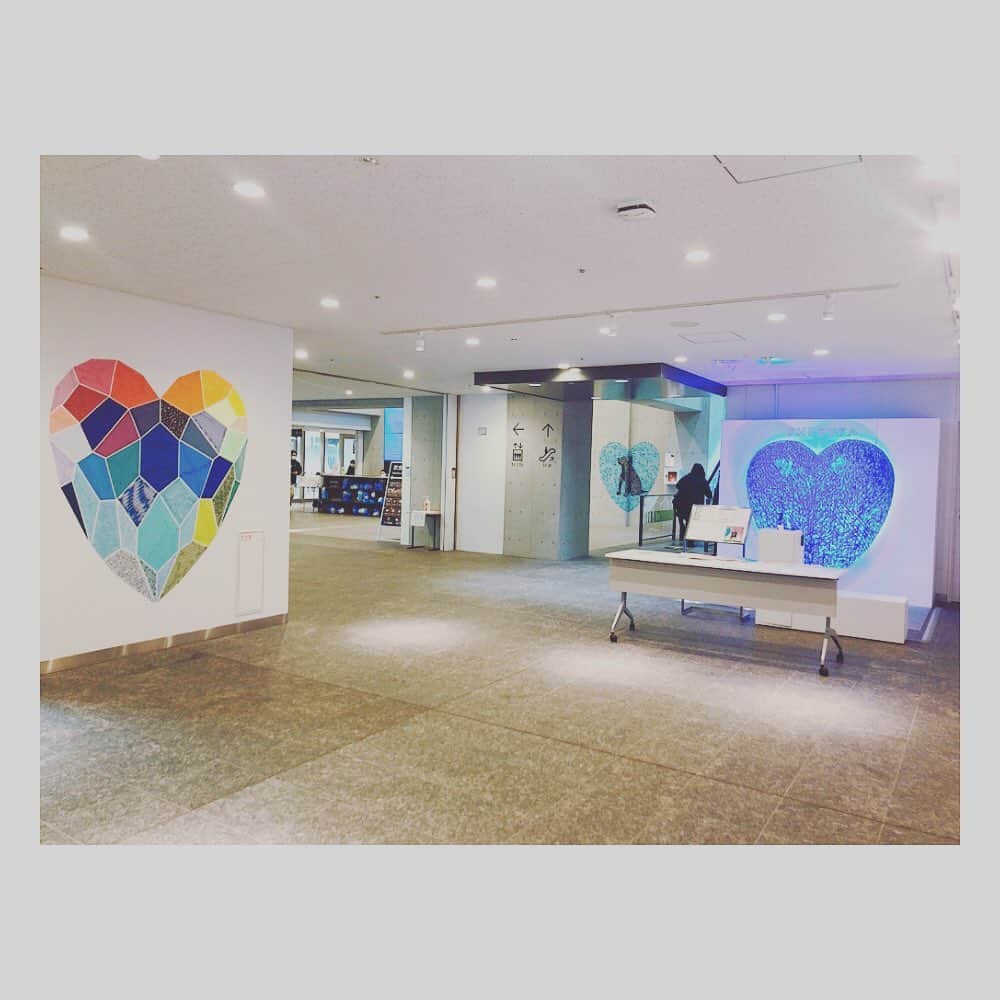 桜雪さんのインスタグラム写真 - (桜雪Instagram)「💙WARM BLUE 2020💙  4月2日は 国連が定めた 世界自閉症啓発デー  4月2日〜4月8日は 日本で定めた 発達障害啓発週間 ということで 区役所がブルーにデコレーションされてます。 @city_shibuya_official  ハートのモチーフは 西村公一さん @nissyart  によるアート作品。 なんとマスキングテープで出来てるんです…！ わたしも少しだけお手伝いさせてもらいました。  #wb_2020 #世界自閉症啓発デー #発達障害啓発週間 #worldautismawarenessday #マステ　#マステアート #マスキングテープ #渋谷区役所 #渋谷区」3月31日 16時24分 - yuki_12hsm