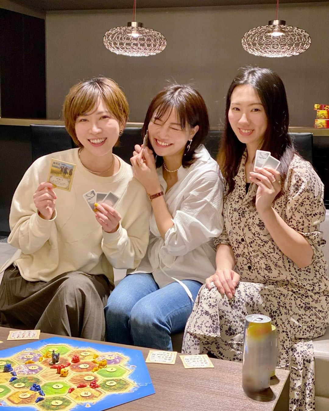 石井里奈さんのインスタグラム写真 - (石井里奈Instagram)「タイムツリー、はじめました👭💕 . 大好きな仲良しメンバーで、CMで話題のタイムツリー、はじめてみました🍓 . 昨年から毎月ペースでボードゲームをやっていて、最近のブームはカタン！ （この写真は前に実施した時の） 3人以上でやるゲームなので、みんなで予定を合わせて実施してたんだけど🗣 . タイムツリーでカレンダー共有しはじめてから、急に自分の予定がなくなったときとか、共有カレンダーを見て友達の予定が空いてたら誘って、すぐカタンできたり、サウナに行けたり😍♨️ . 会話も、こないだカレンダーに入ってたごはんどうだった？とか会話が広がるように😊❤️ . 会える機会も増えて、話すトピックも増えてよりみんな仲良しになったよ👭❤️たくさん会えて嬉しい〜🥰🥰❤️ . 友達だけじゃなく、恋人とも共有してデートの日とか決めるのにも便利みたい🍓あらかじめ予定共有しとくと、喧嘩も減るみたいだよ🥰あと相手の予定見えてるとちょっと安心だよね👨🍓 . 来月もタイムツリーのおかげですぐカタンの予定を立てれちゃった💕📅 （今はコロナでできないけど、早く落ち着いてたらいいな） . ぜひ、みんなもはじめてみてね💓 . #タイムツリーはじめました #TimeTree #pr #カタン #ボードゲーム #サウナ #サウナ部 #サウナ女子 #サウナ巡り #サウナー #サ道 #女子会 #catan #game #boardgames #ボドゲ #カードゲーム #ゲーム好き #friends #ホームパーティー #おうちごはん #部活 #カップル #友達 #楽しい #温泉 #onsen #今日好きになりました #今日好き #休日の過ごし方」3月31日 16時25分 - ri7tin1025