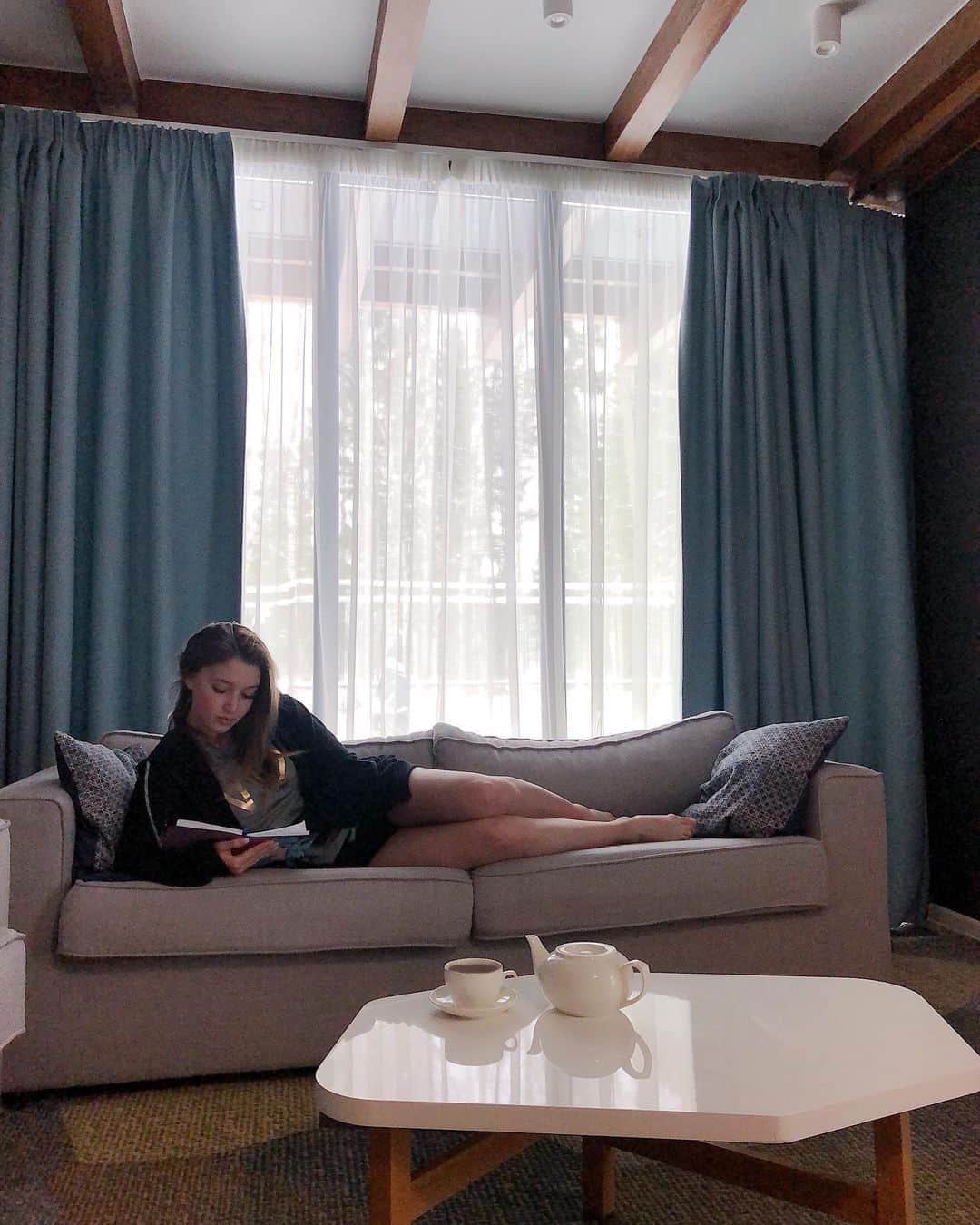 マリア・ソツコワのインスタグラム：「Сидим. Учимся.🤓 #mariyasotskova  #mariasotskova  #marysot」
