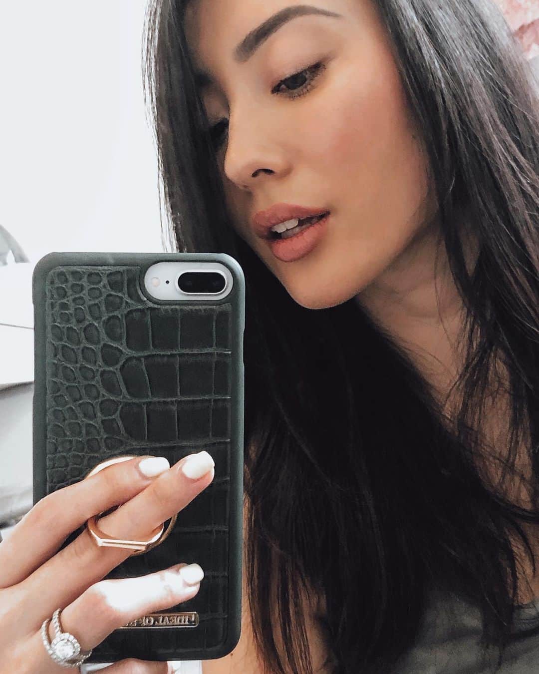 MayaTさんのインスタグラム写真 - (MayaTInstagram)「Got a new phone case :) Use “15MAYA” to get 15% off everything! Valid until March 31. #idealofsweden」3月31日 7時49分 - mayat_official