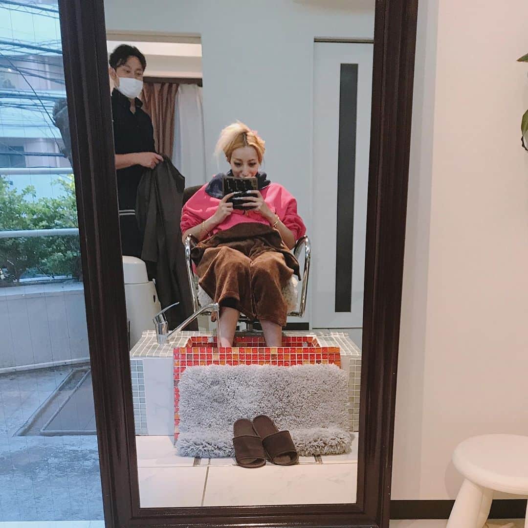 加藤紗里さんのインスタグラム写真 - (加藤紗里Instagram)「初めてのヘッドスパ💆‍♀️❤️ 髪の毛のカラーとトリートメントは足湯につかりながら足つぼマッサージ‼️幸せ時間💋 CRECELAさんけいたさんありがとうございます❤️ #ヘッドスパ#完全個室#CRECELA#紗里のインスタ見たでなんかプレゼント❤️w」3月31日 8時01分 - katosari