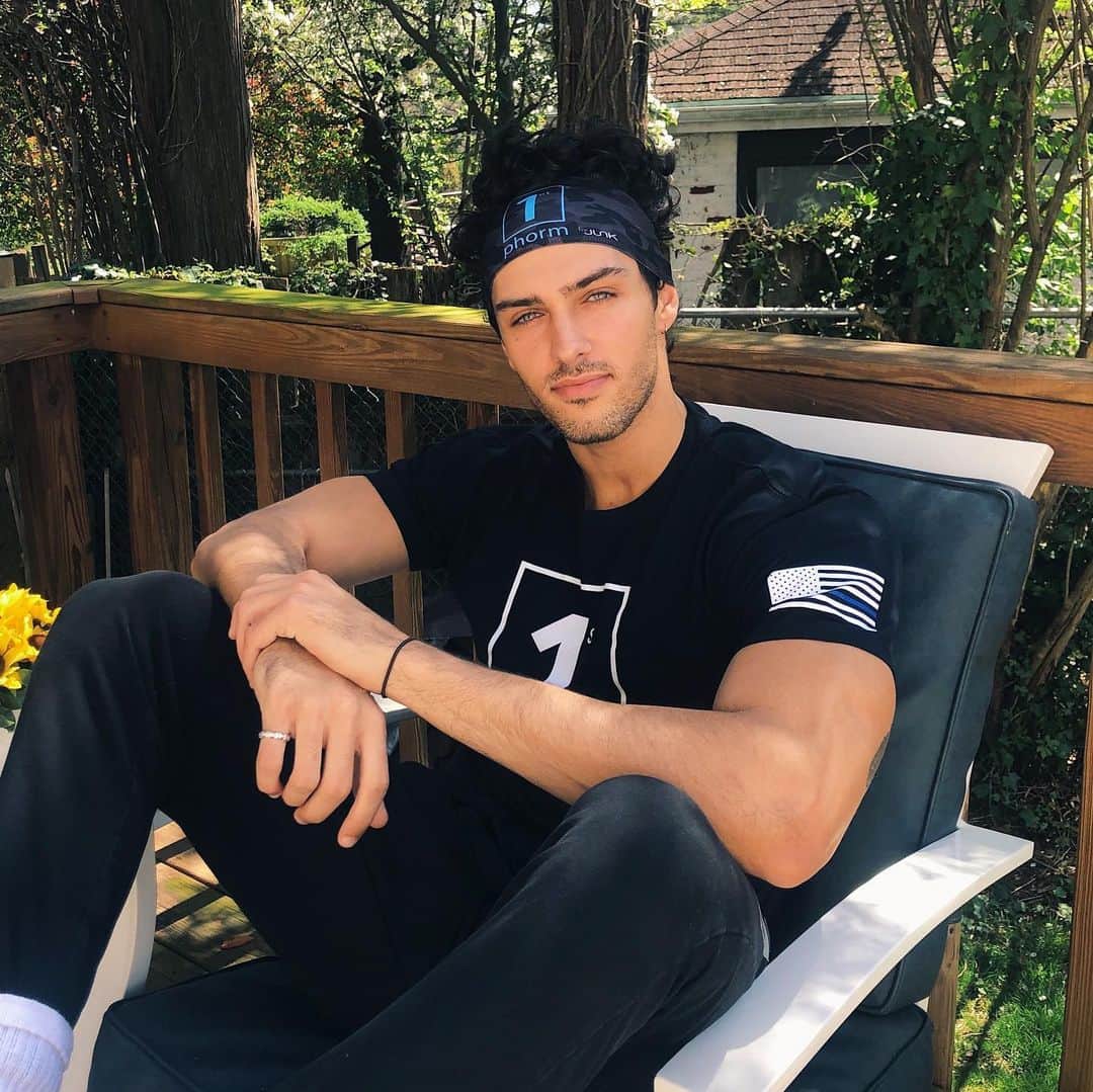 Steven Kellyのインスタグラム：「Needed this sunshine today - what have you guys been doing to pass the time during quarantine?」