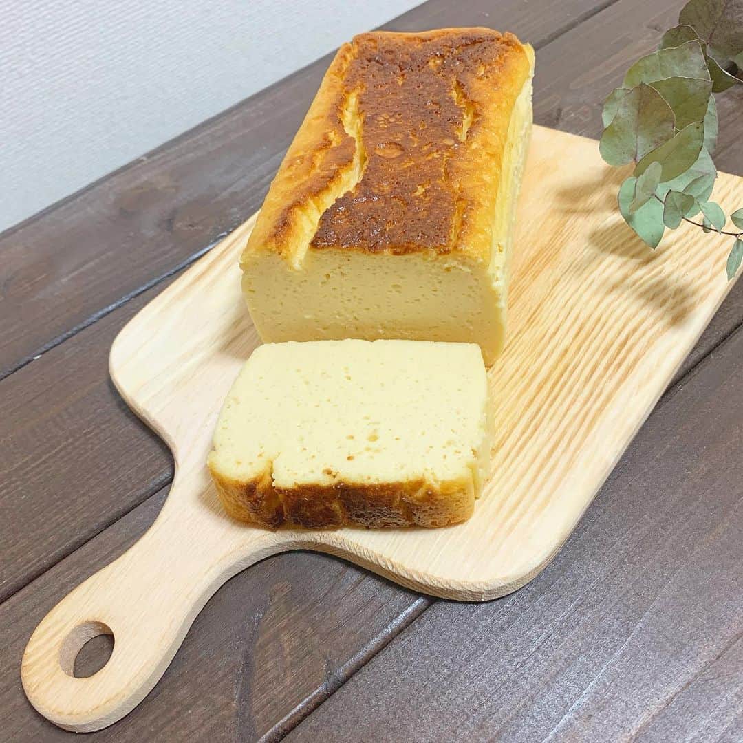 筒井萌子のインスタグラム：「* #もえちゃん家ごはん (←過去のお料理掲載🍳) チーズテリーヌ🧀を作りました◡̈♥︎ 外食を控えてるのでカフェにも行けず、、、。 でも甘いもの食べたい🥺って事で手作りしました🌸 出来立てはシュワシュワ柔らかくて 冷蔵庫で一晩寝かせるとしっとりチーズケーキに👶 次はなに作ろうかな〜♪ ・ ・ #手作りパン #料理 #自炊 #時短 #筒井萌子 #女優 #actress #モデル #model #岡山  #shooting #instagood #instalike #converse #撮影 #followme #instalike #ゴルフ #ゴルフ女子 #ゴルフコーデ #골프 #좋아요반사 #좋아요그램 #좋아요환영 #데일리그램 #패션 #오오티디 #카페 #카페」